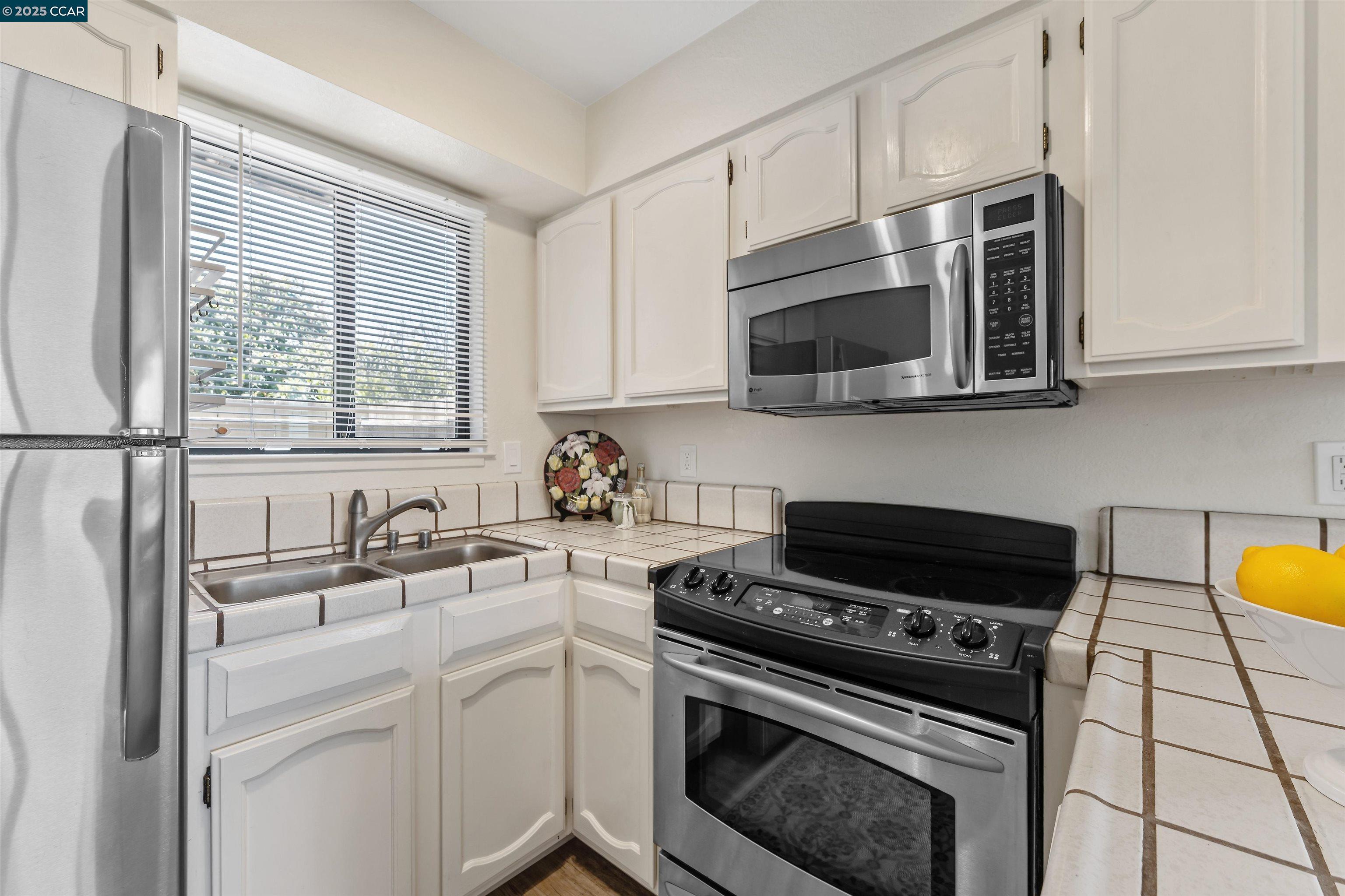 Detail Gallery Image 12 of 27 For 402 Watson #5,  Monterey,  CA 92940 - 2 Beds | 2 Baths