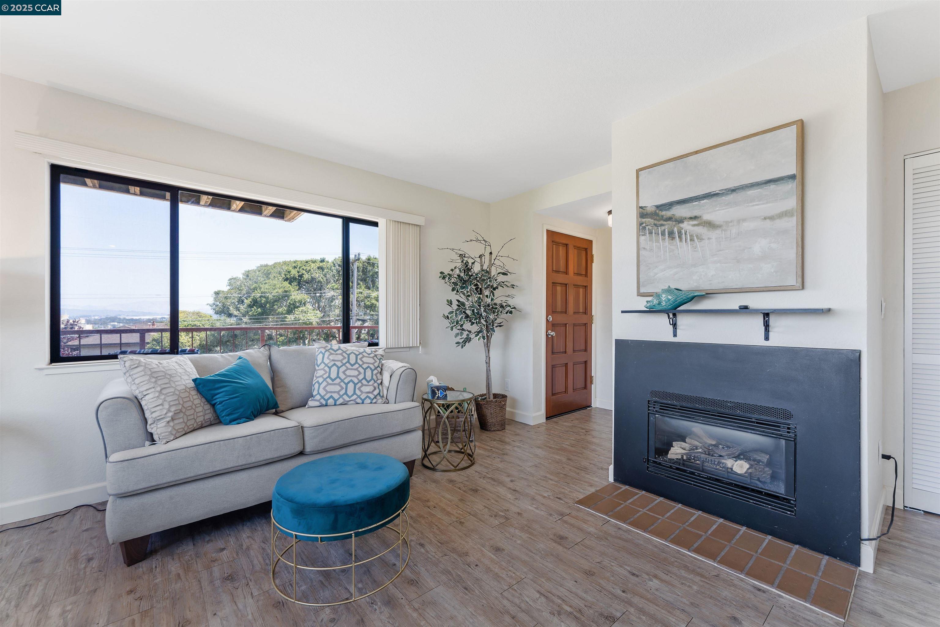 Detail Gallery Image 10 of 27 For 402 Watson #5,  Monterey,  CA 92940 - 2 Beds | 2 Baths