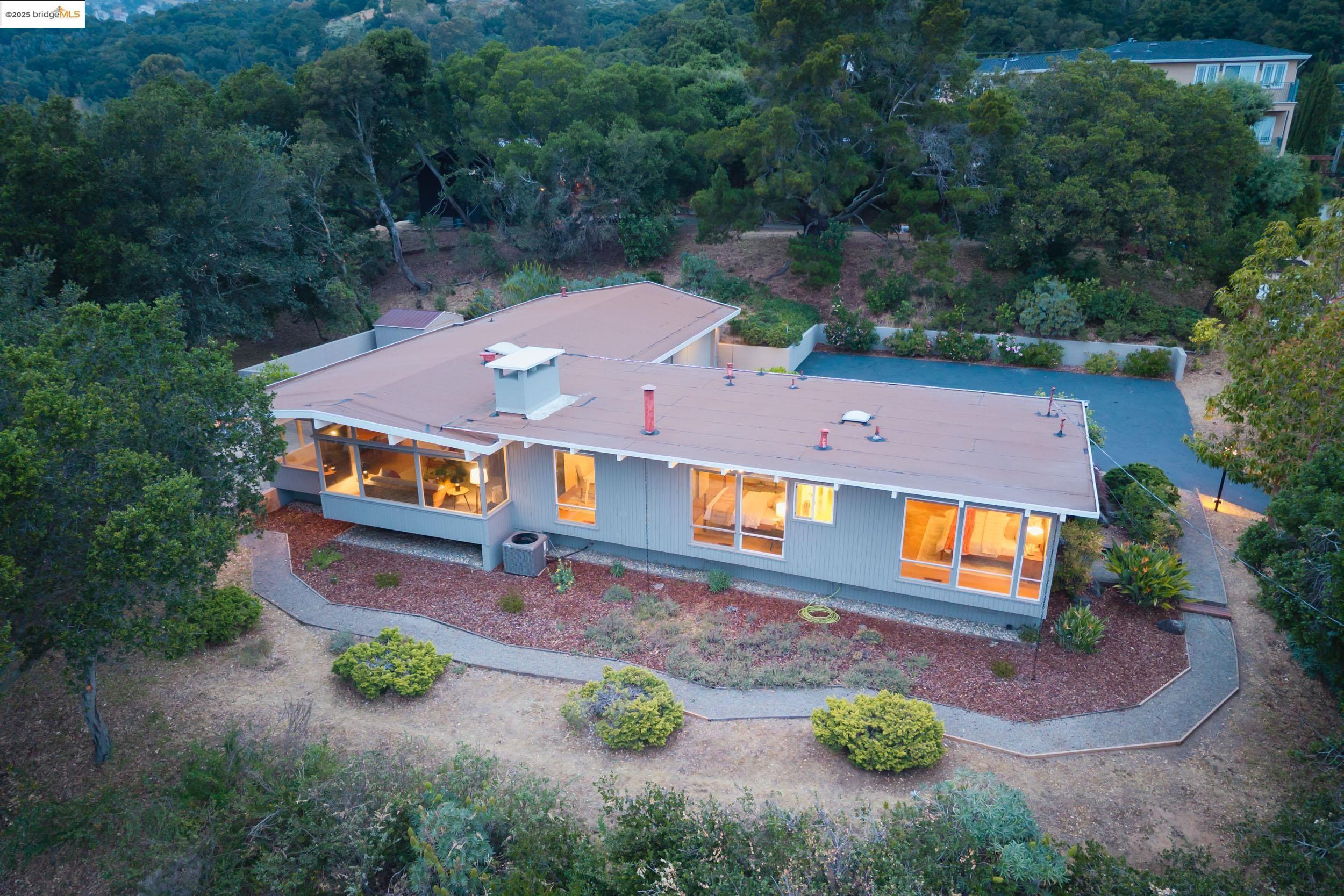 Detail Gallery Image 1 of 1 For 4500 Mountain View Ave, Oakland,  CA 94605 - 3 Beds | 2 Baths