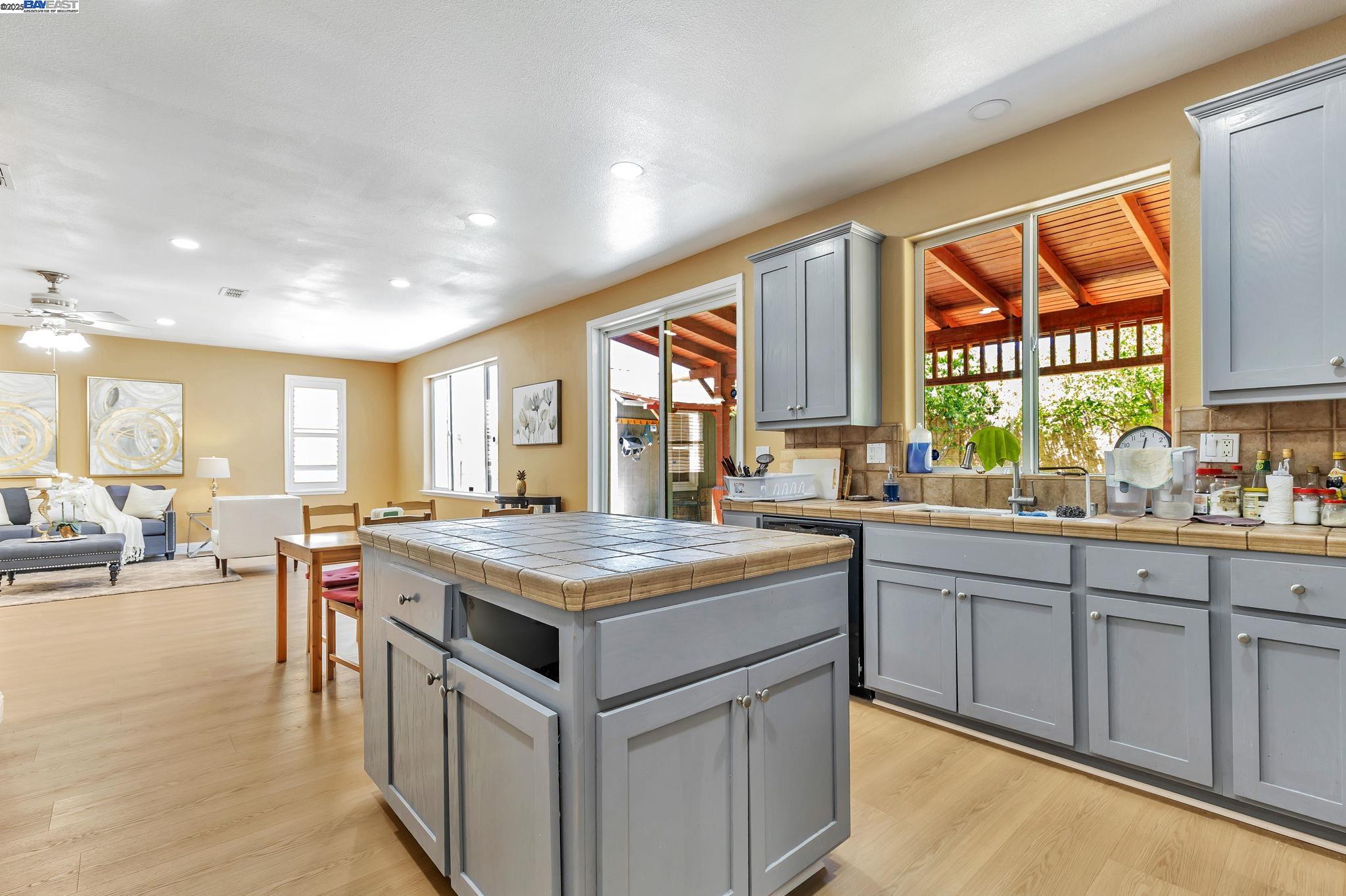 Detail Gallery Image 10 of 49 For 3021 Collingham Ct, Modesto,  CA 95355 - 5 Beds | 3 Baths