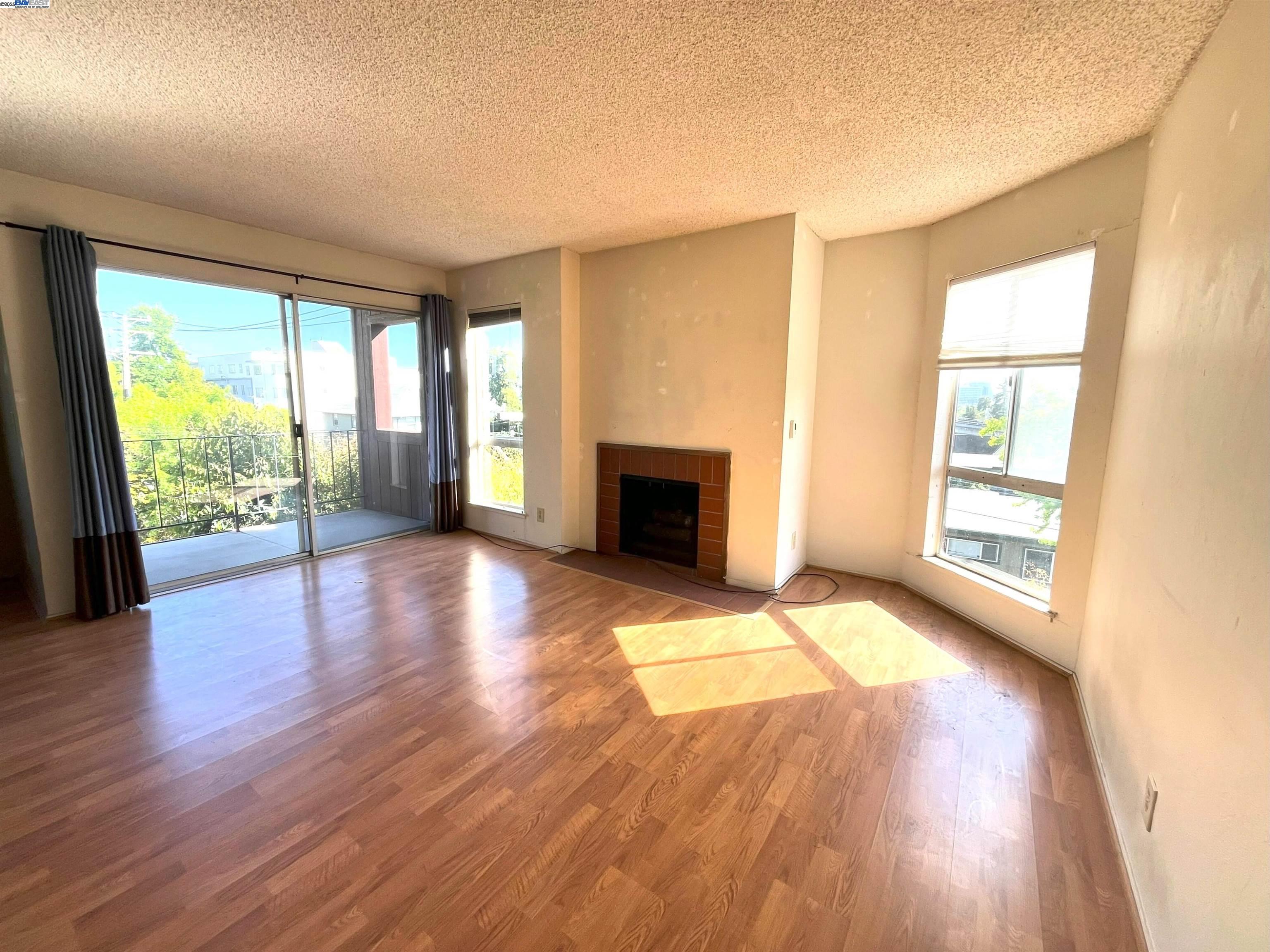 Detail Gallery Image 2 of 32 For 3751 Harrison St #301,  Oakland,  CA 94611 - 1 Beds | 1 Baths