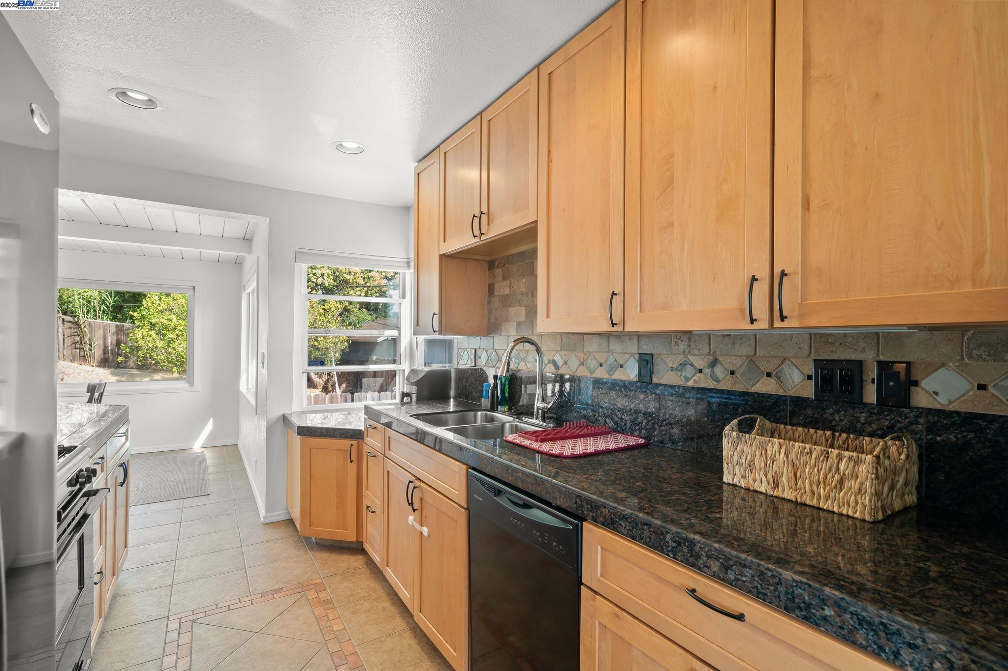 Detail Gallery Image 13 of 30 For 108 Mesa, Vallejo,  CA 94591 - 3 Beds | 1 Baths