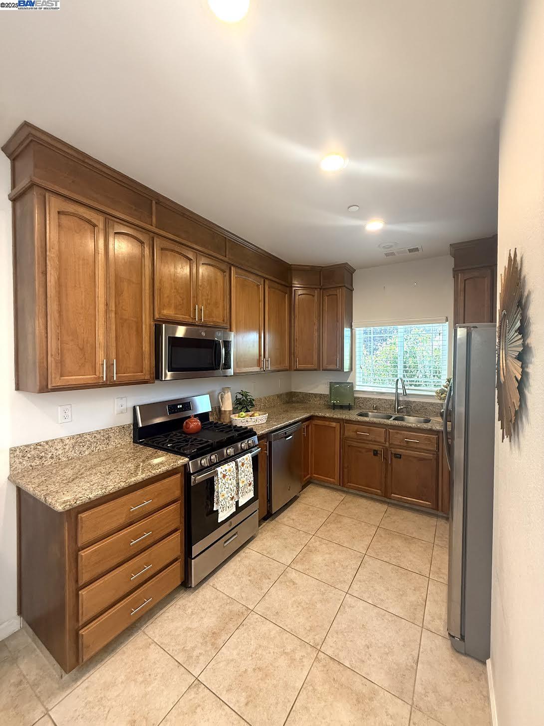 Detail Gallery Image 6 of 13 For 1602 Woodbrush Ave, Los Banos,  CA 93635 - 4 Beds | 3 Baths