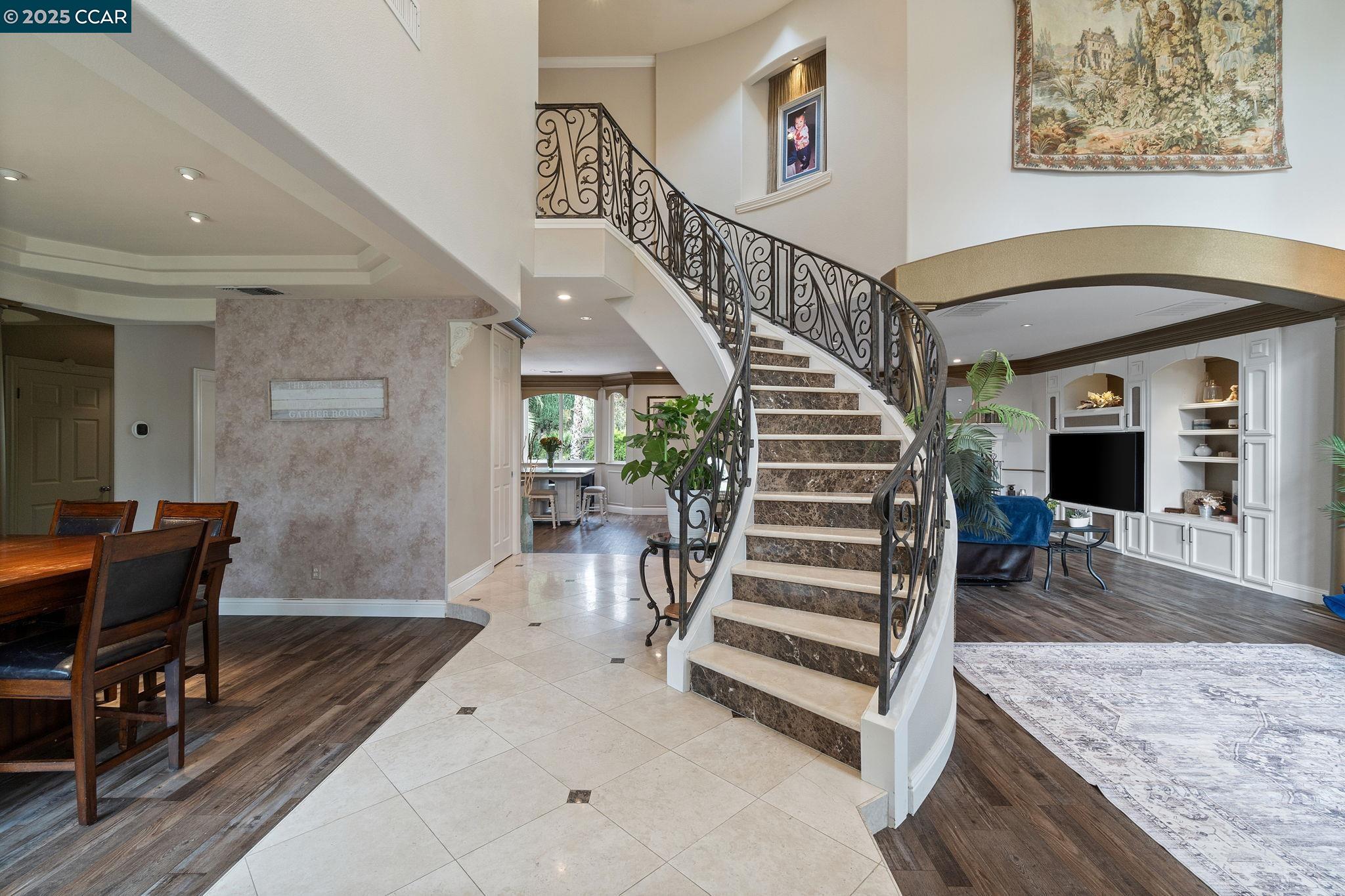 Detail Gallery Image 2 of 60 For 2550 E Jenny Ave, Fresno,  CA 93720 - 4 Beds | 4/1 Baths