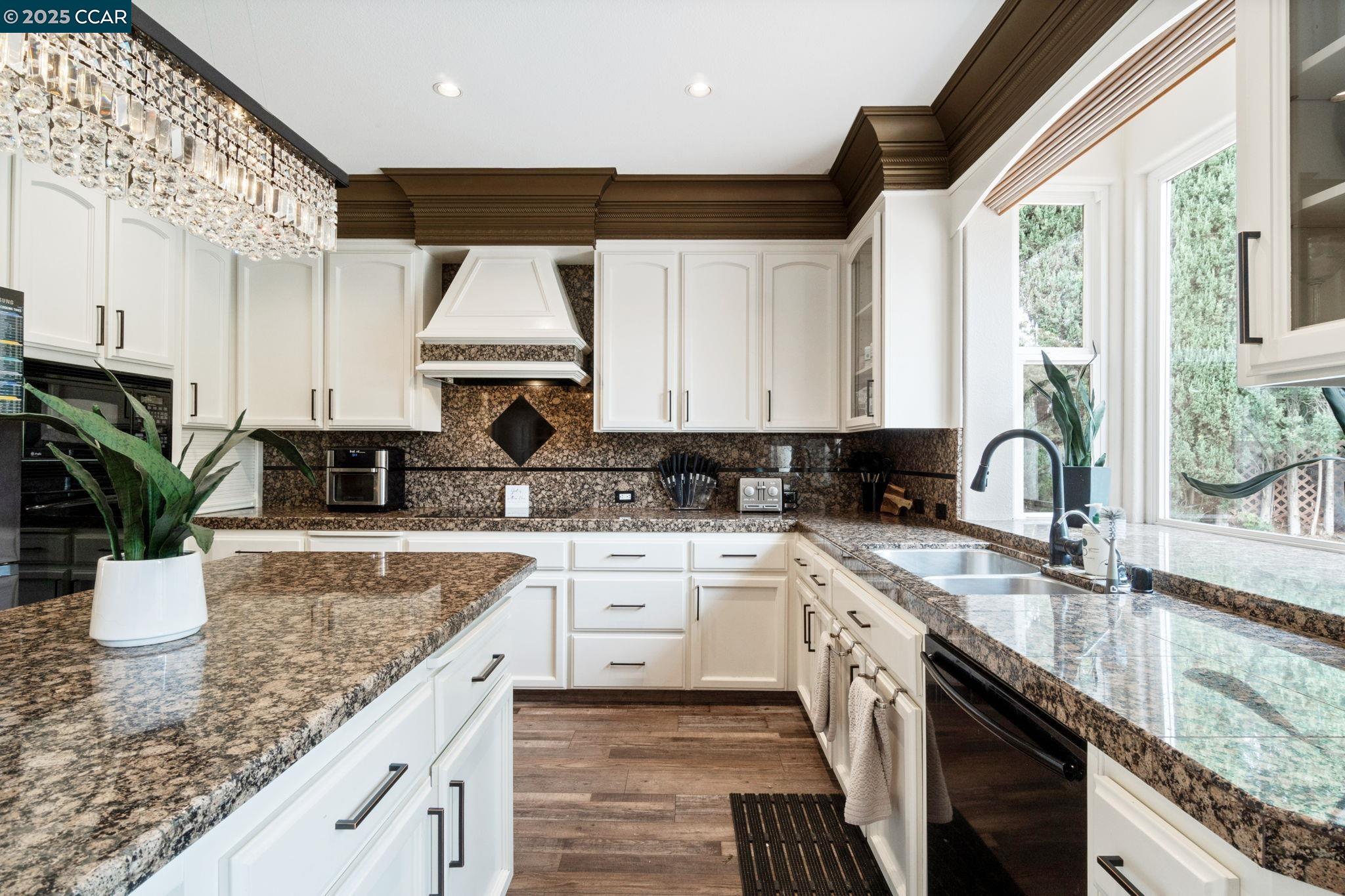 Detail Gallery Image 28 of 60 For 2550 E Jenny Ave, Fresno,  CA 93720 - 4 Beds | 4/1 Baths