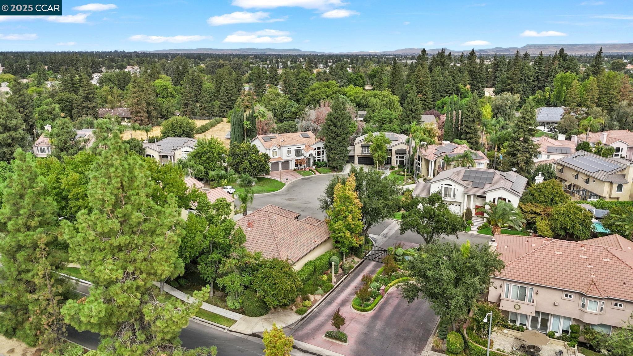 Detail Gallery Image 9 of 60 For 2550 E Jenny Ave, Fresno,  CA 93720 - 4 Beds | 4/1 Baths