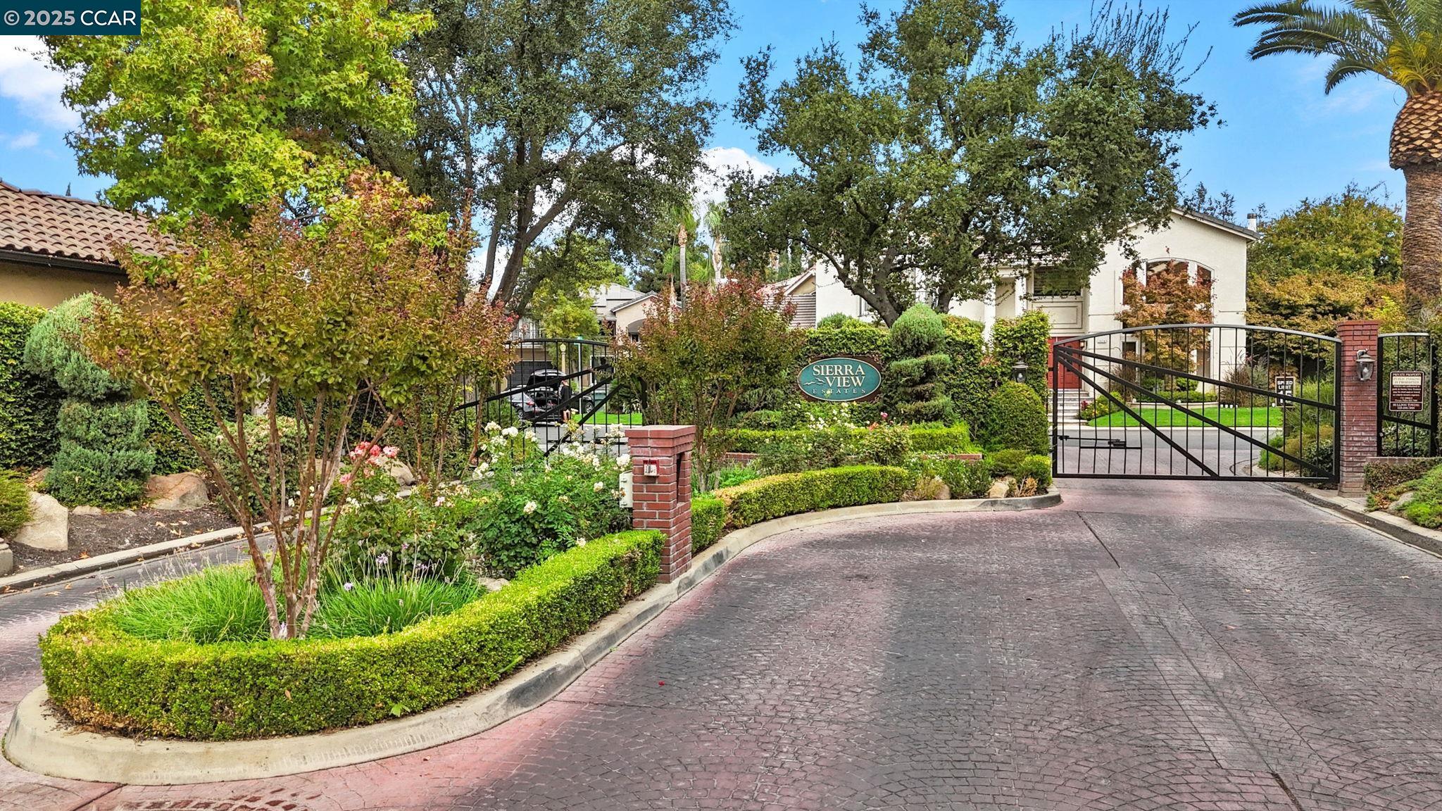 Detail Gallery Image 10 of 60 For 2550 E Jenny Ave, Fresno,  CA 93720 - 4 Beds | 4/1 Baths