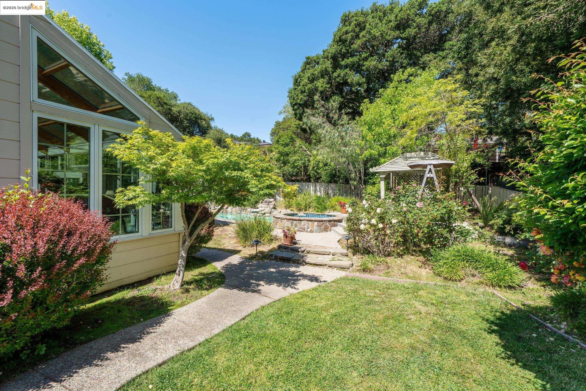 Detail Gallery Image 15 of 26 For 14 El Camino Moraga, Orinda,  CA 94563 - 3 Beds | 2 Baths