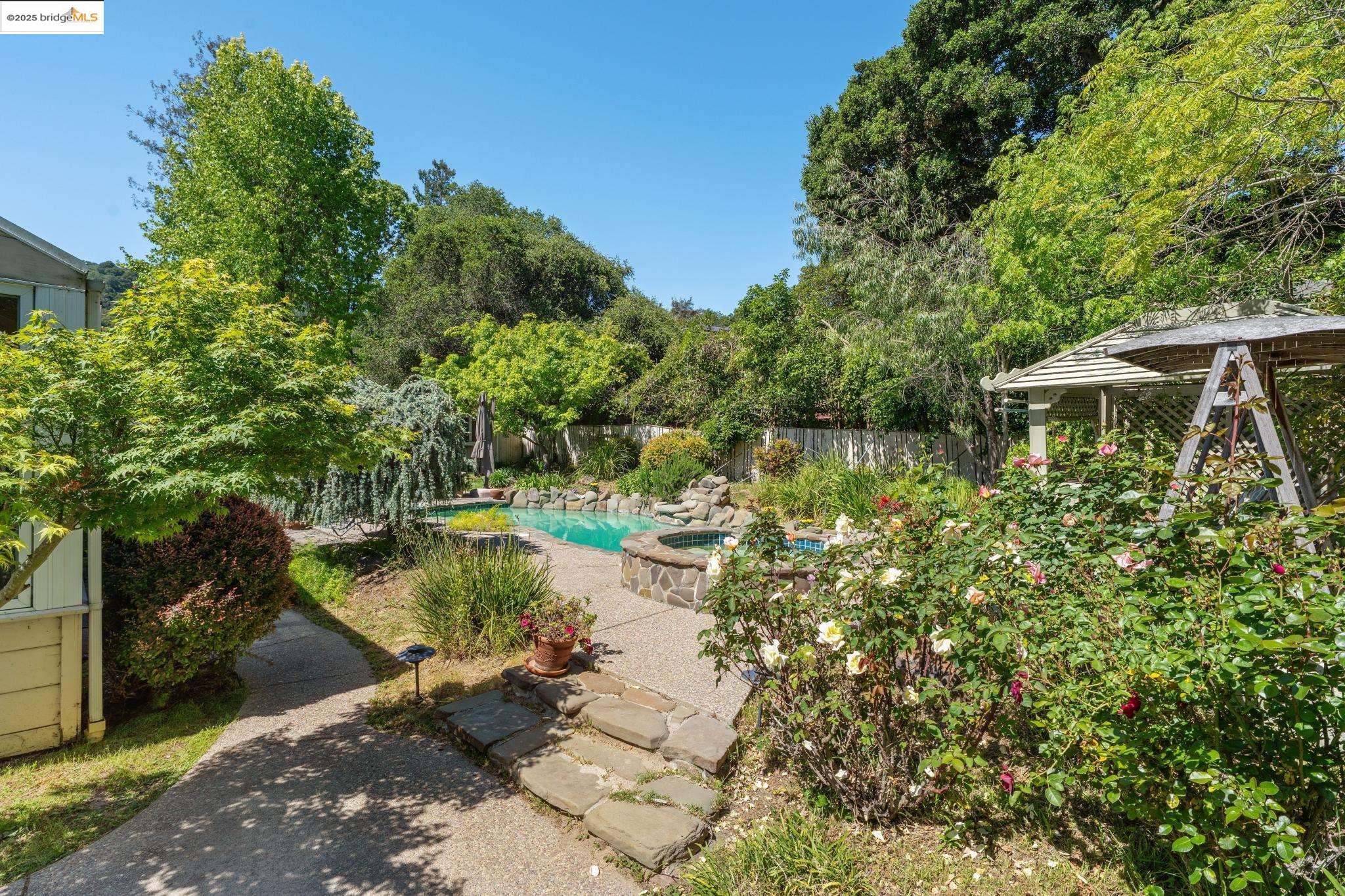 Detail Gallery Image 16 of 26 For 14 El Camino Moraga, Orinda,  CA 94563 - 3 Beds | 2 Baths