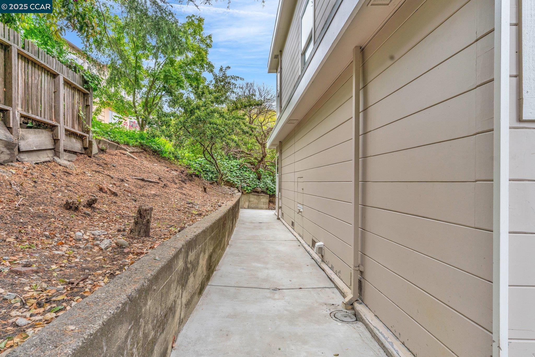 Detail Gallery Image 29 of 40 For 83 Arlington Ave., Kensington,  CA 94707 - 4 Beds | 2 Baths