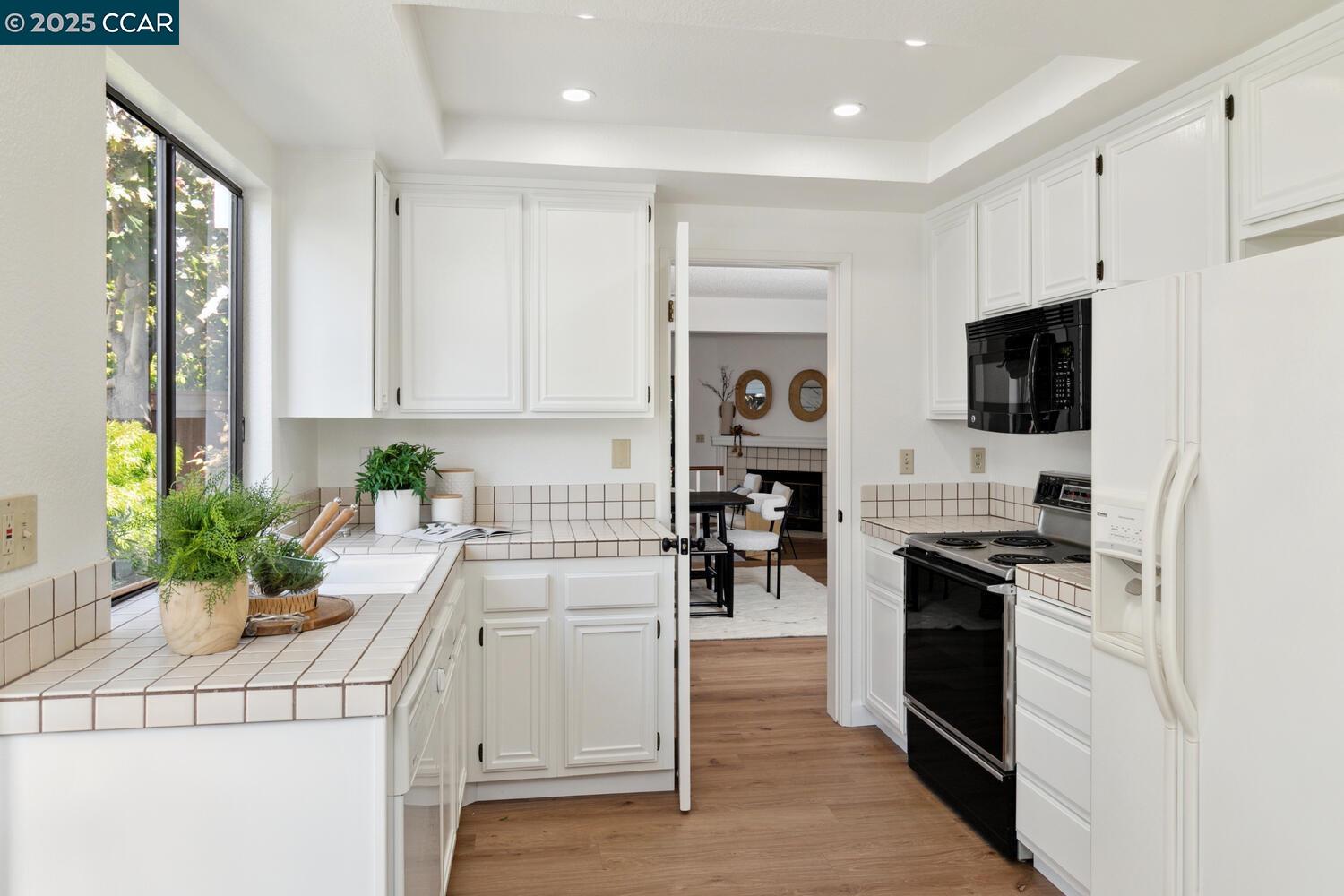 Detail Gallery Image 12 of 41 For 23 Shepardson Ln, Alameda,  CA 94502 - 2 Beds | 2/1 Baths