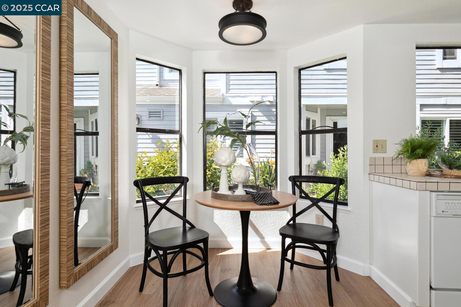 Detail Gallery Image 8 of 41 For 23 Shepardson Ln, Alameda,  CA 94502 - 2 Beds | 2/1 Baths