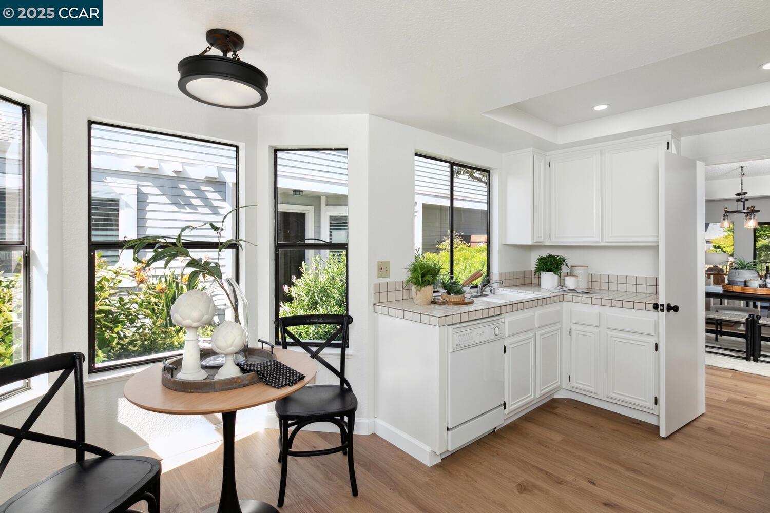 Detail Gallery Image 9 of 41 For 23 Shepardson Ln, Alameda,  CA 94502 - 2 Beds | 2/1 Baths