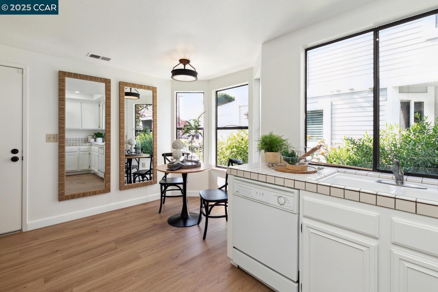 Detail Gallery Image 10 of 41 For 23 Shepardson Ln, Alameda,  CA 94502 - 2 Beds | 2/1 Baths