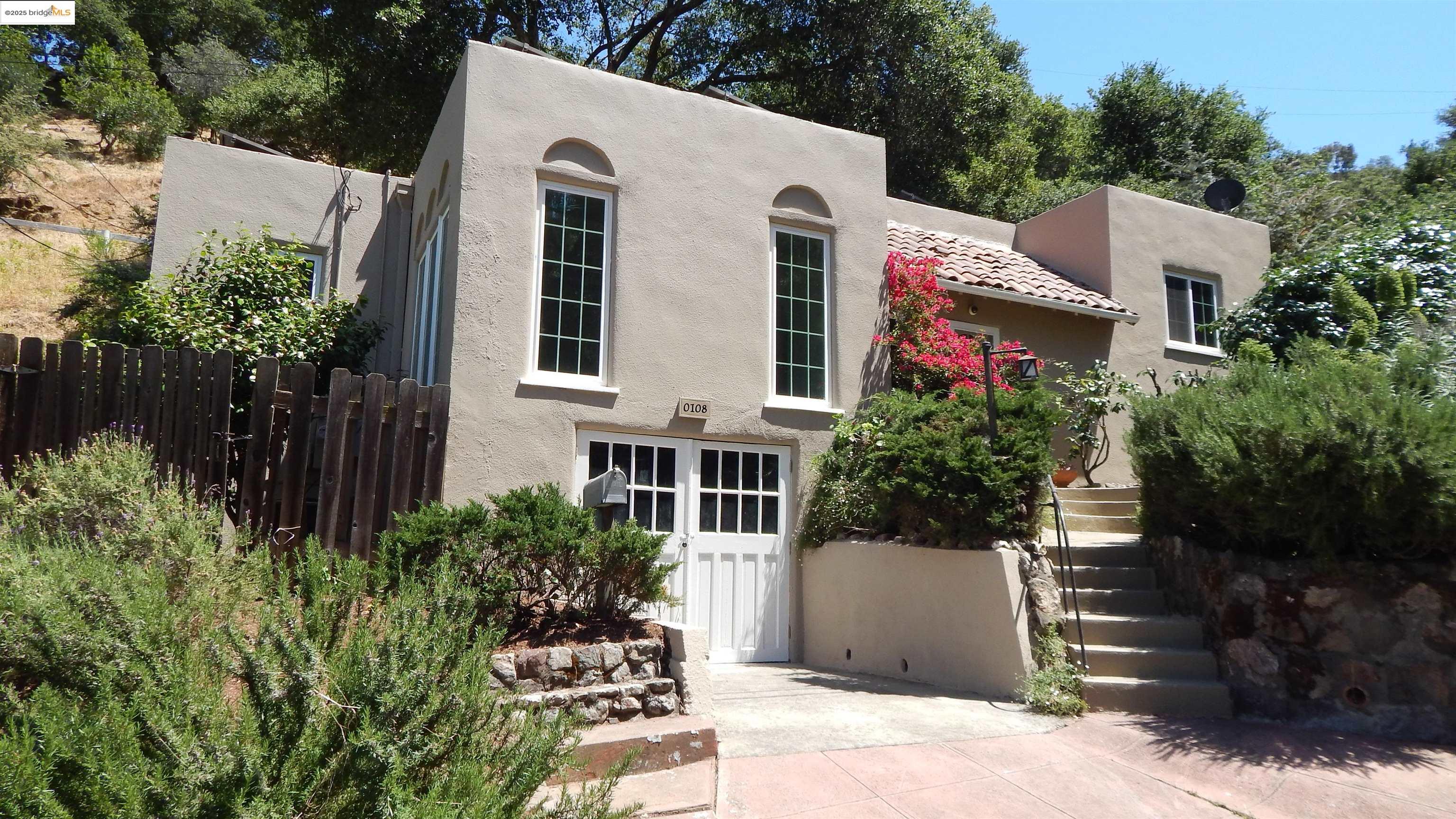 Detail Gallery Image 1 of 1 For 0108 Green St, Martinez,  CA 94553 - 2 Beds | 1 Baths