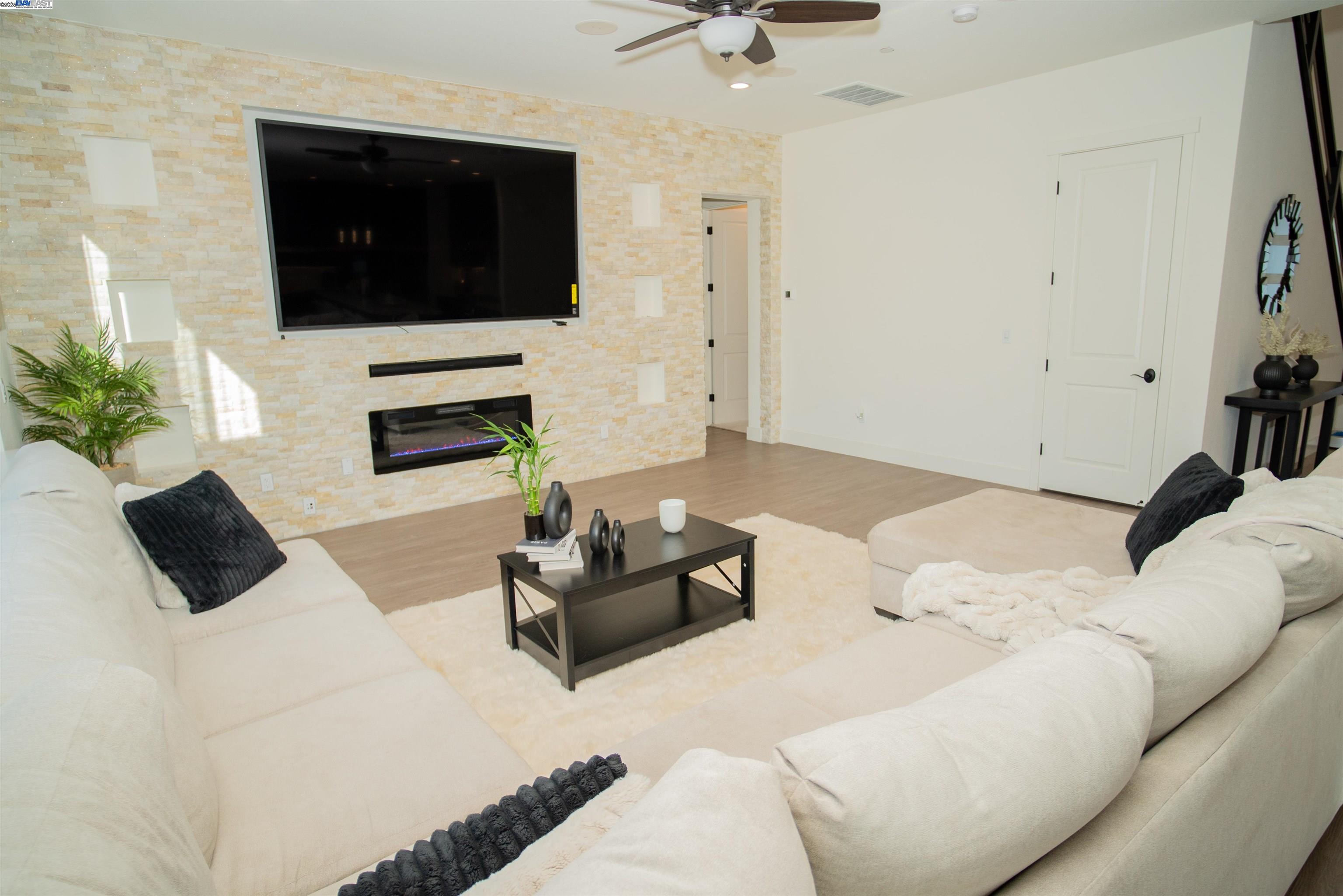 Detail Gallery Image 8 of 39 For 15991 Duggar Dr, Lathrop,  CA 95330 - 5 Beds | 4/1 Baths