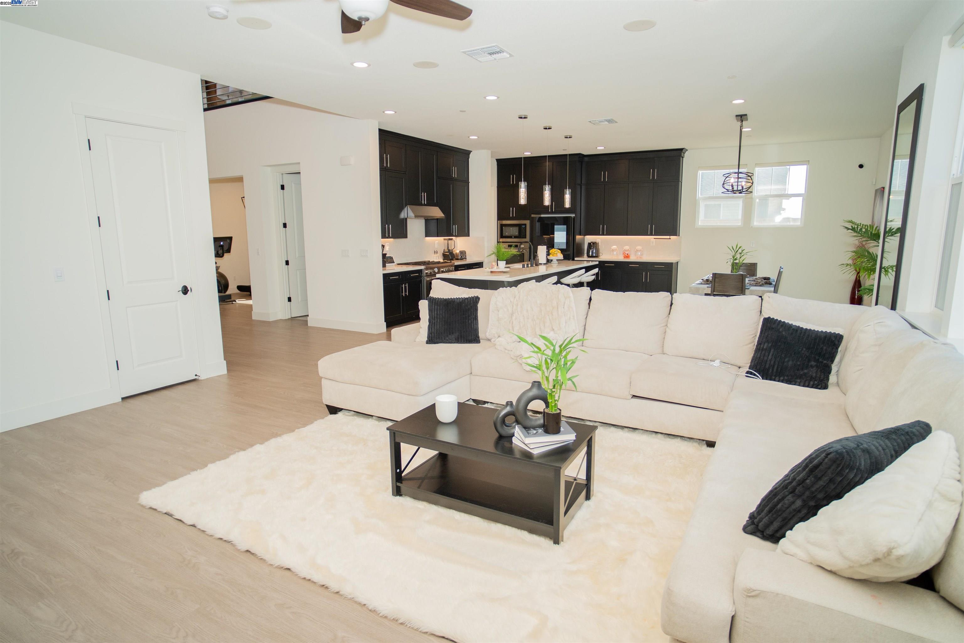 Detail Gallery Image 9 of 39 For 15991 Duggar Dr, Lathrop,  CA 95330 - 5 Beds | 4/1 Baths