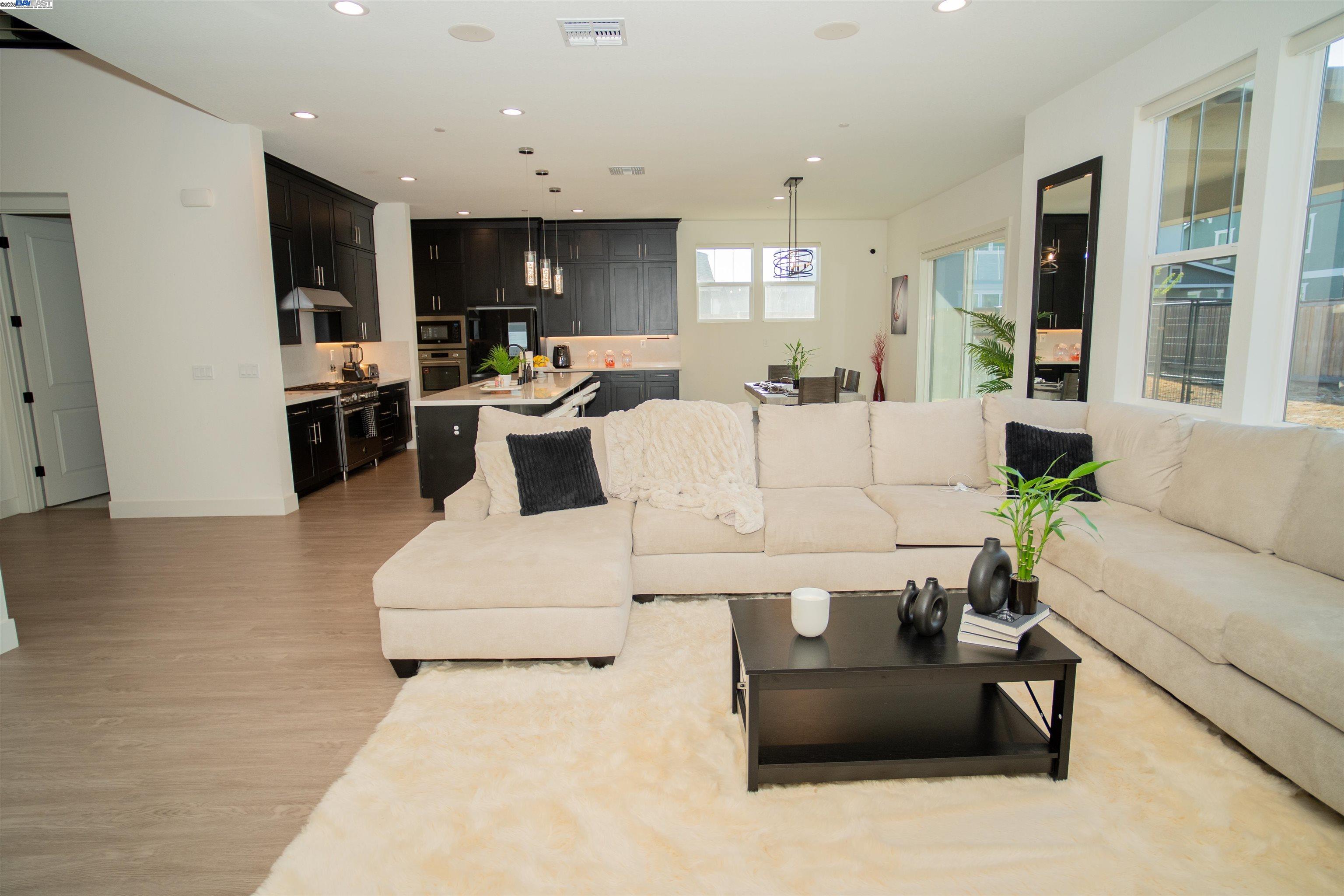 Detail Gallery Image 10 of 39 For 15991 Duggar Dr, Lathrop,  CA 95330 - 5 Beds | 4/1 Baths