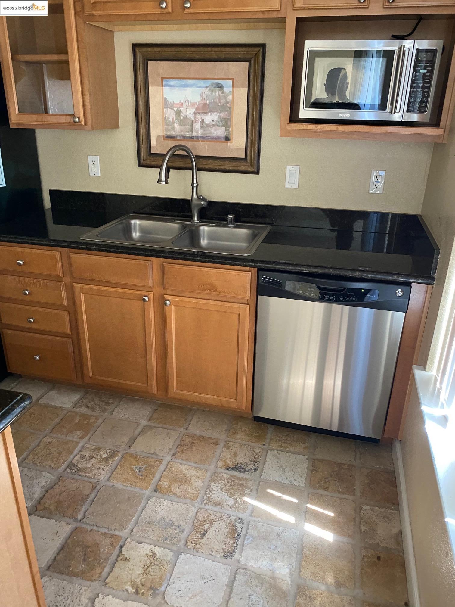 Detail Gallery Image 5 of 17 For 3933 Dale Rd. #B,  Modesto,  CA 95356 - 2 Beds | 2 Baths