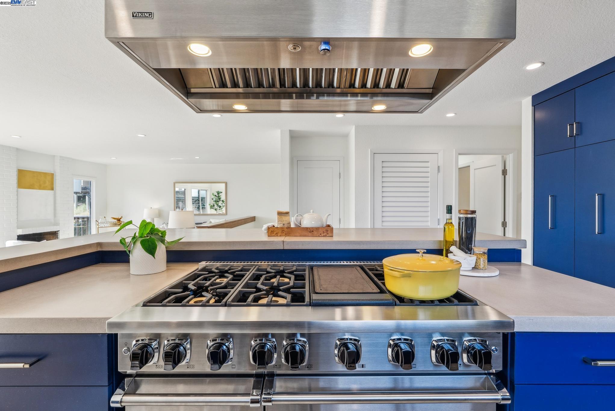 Detail Gallery Image 11 of 43 For 268 Gold Mine Dr, San Francisco,  CA 94131 - 4 Beds | 3 Baths