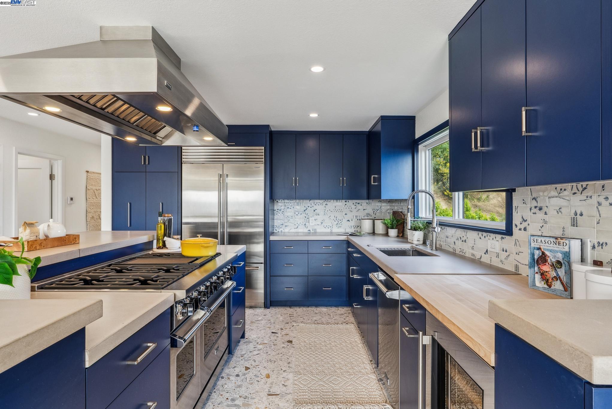 Detail Gallery Image 9 of 43 For 268 Gold Mine Dr, San Francisco,  CA 94131 - 4 Beds | 3 Baths