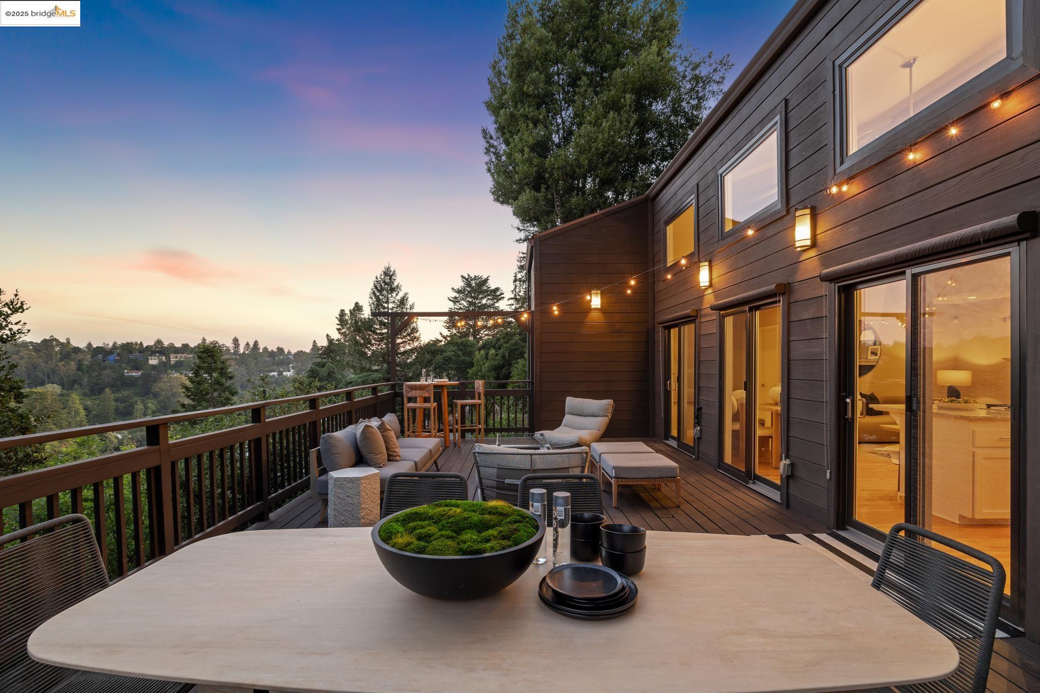 Detail Gallery Image 2 of 52 For 55 Merriewood Cir, Oakland,  CA 94611 - 3 Beds | 3 Baths