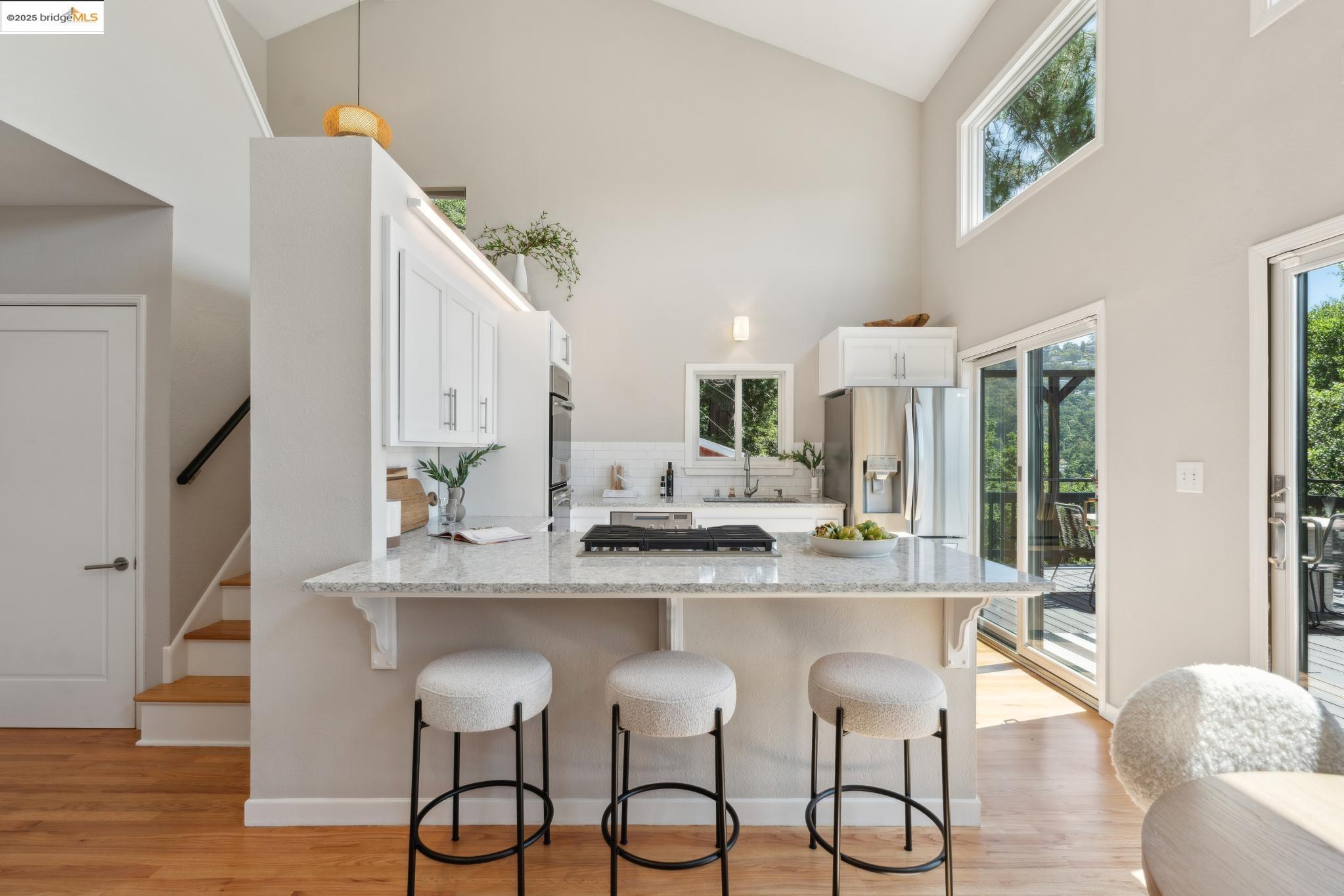 Detail Gallery Image 12 of 52 For 55 Merriewood Cir, Oakland,  CA 94611 - 3 Beds | 3 Baths
