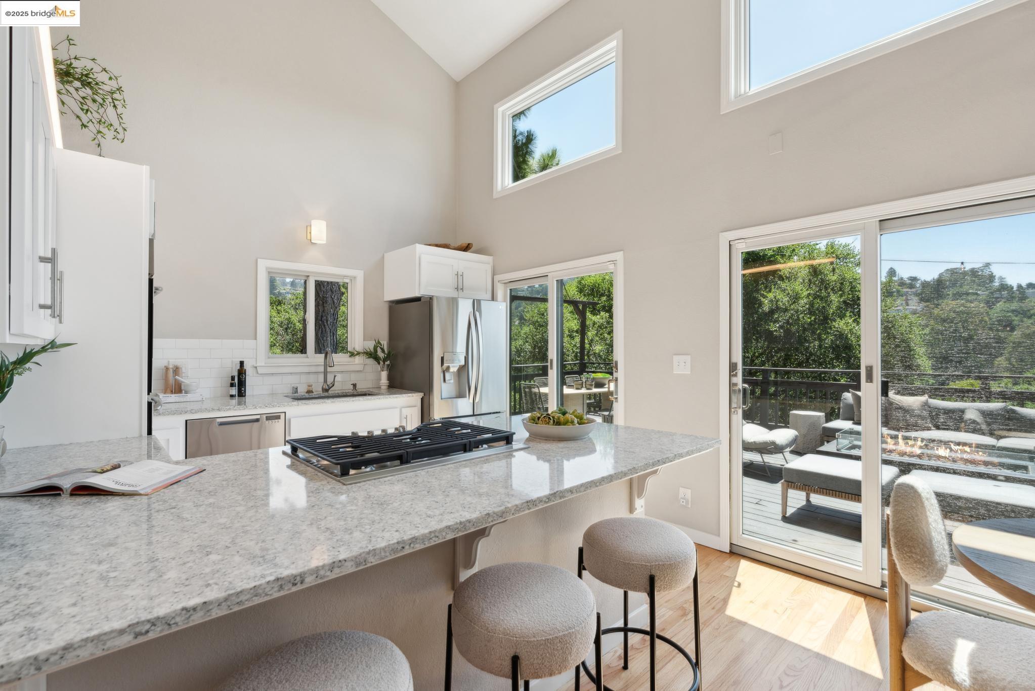 Detail Gallery Image 13 of 52 For 55 Merriewood Cir, Oakland,  CA 94611 - 3 Beds | 3 Baths