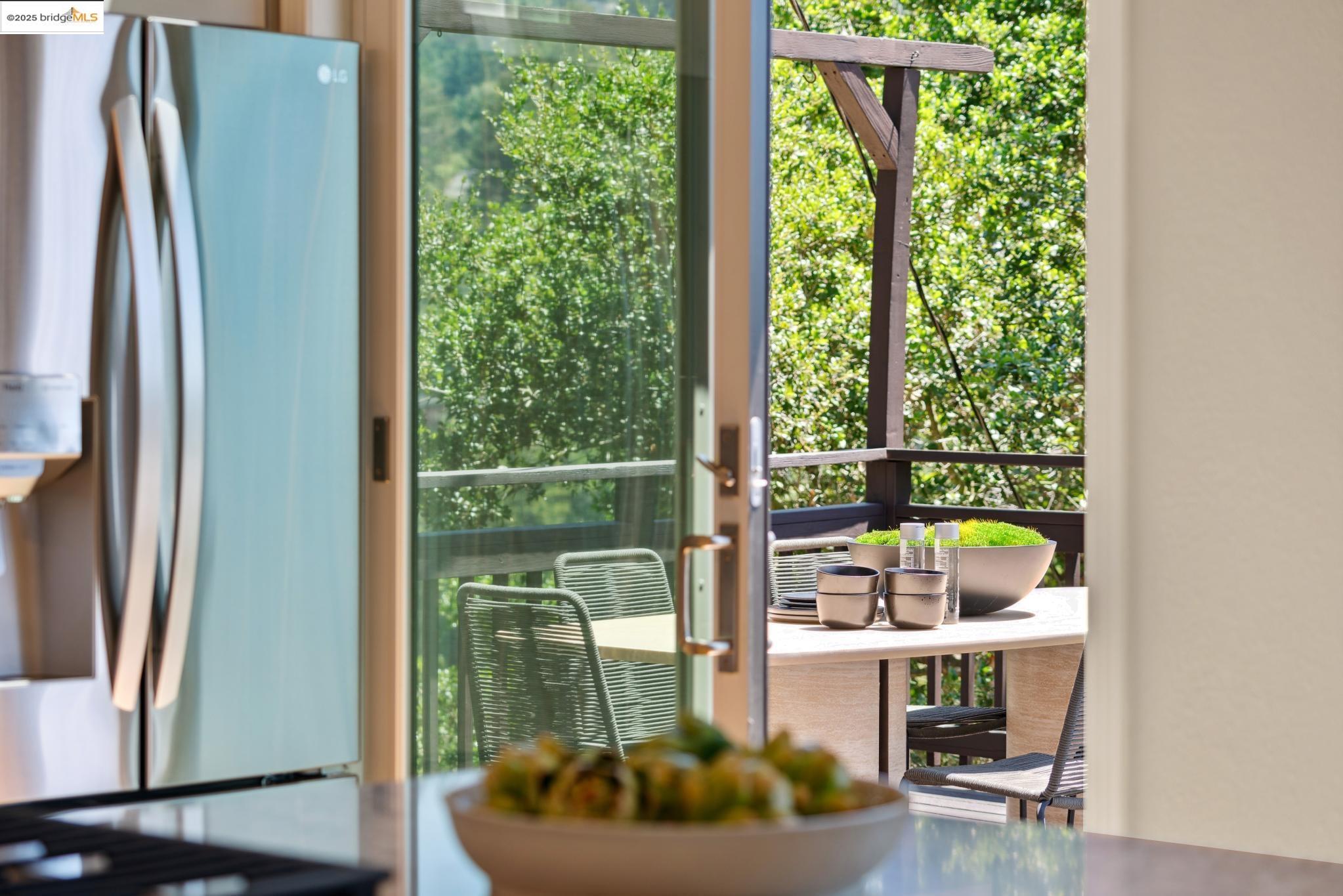 Detail Gallery Image 14 of 52 For 55 Merriewood Cir, Oakland,  CA 94611 - 3 Beds | 3 Baths