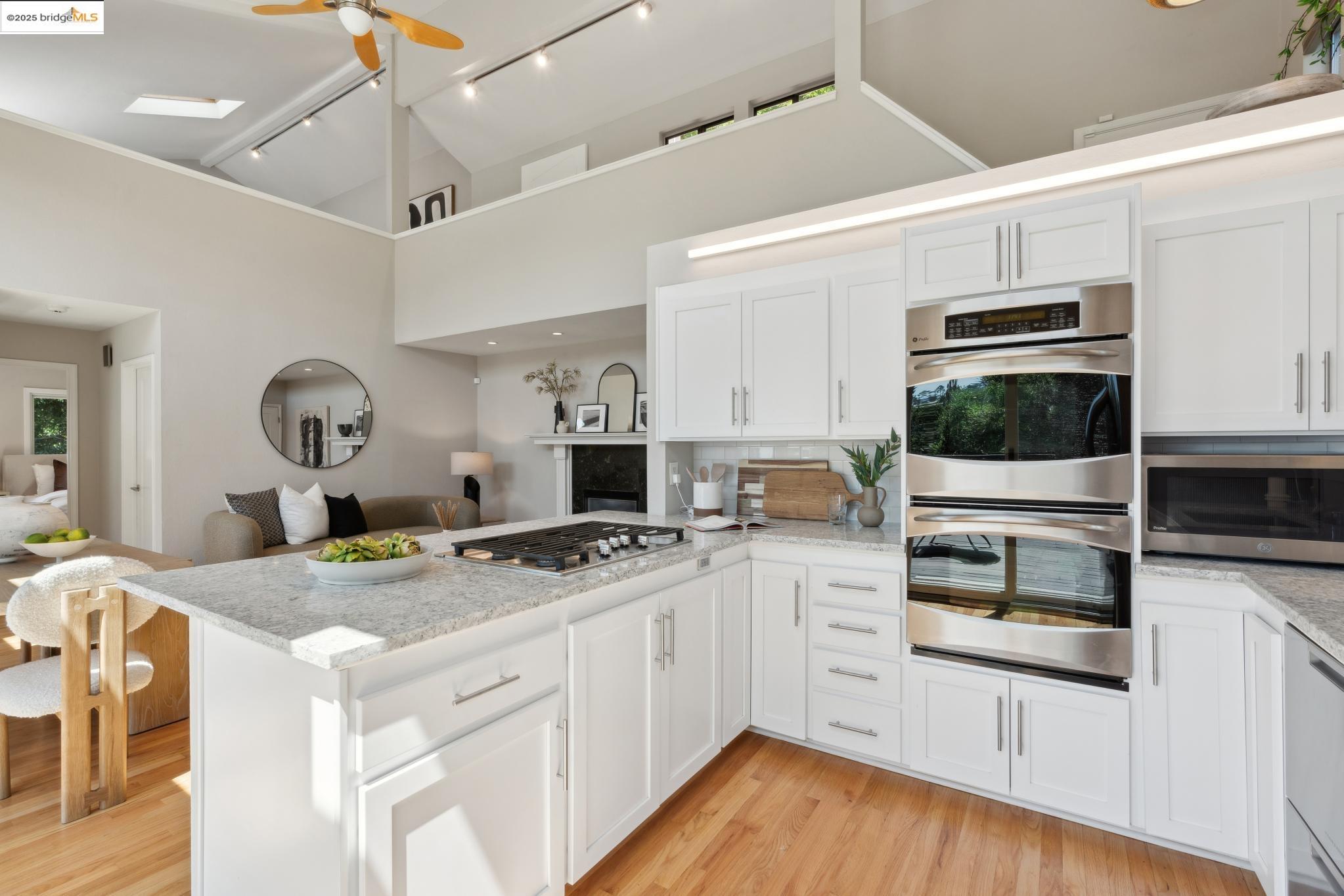 Detail Gallery Image 16 of 52 For 55 Merriewood Cir, Oakland,  CA 94611 - 3 Beds | 3 Baths