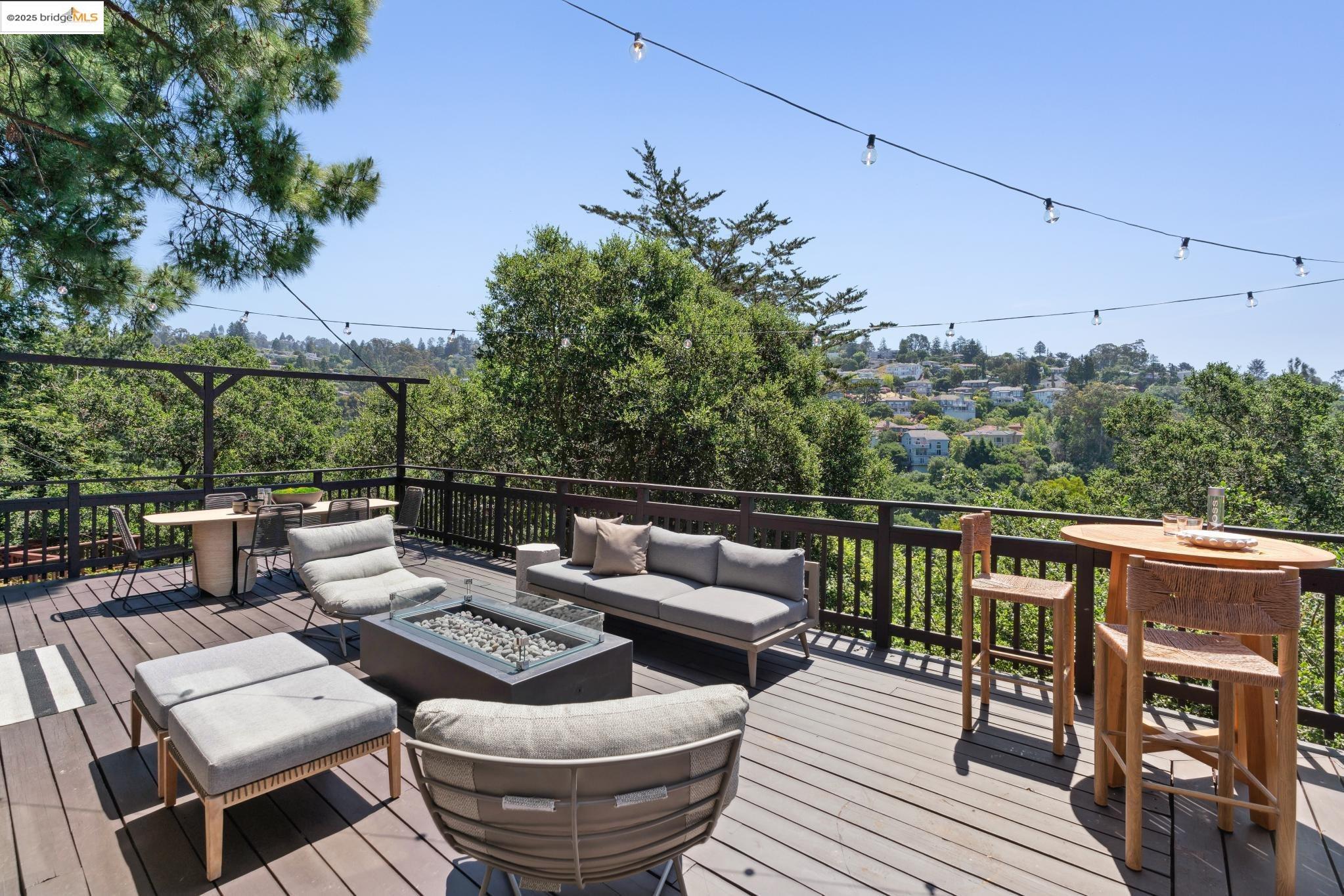 Detail Gallery Image 19 of 52 For 55 Merriewood Cir, Oakland,  CA 94611 - 3 Beds | 3 Baths