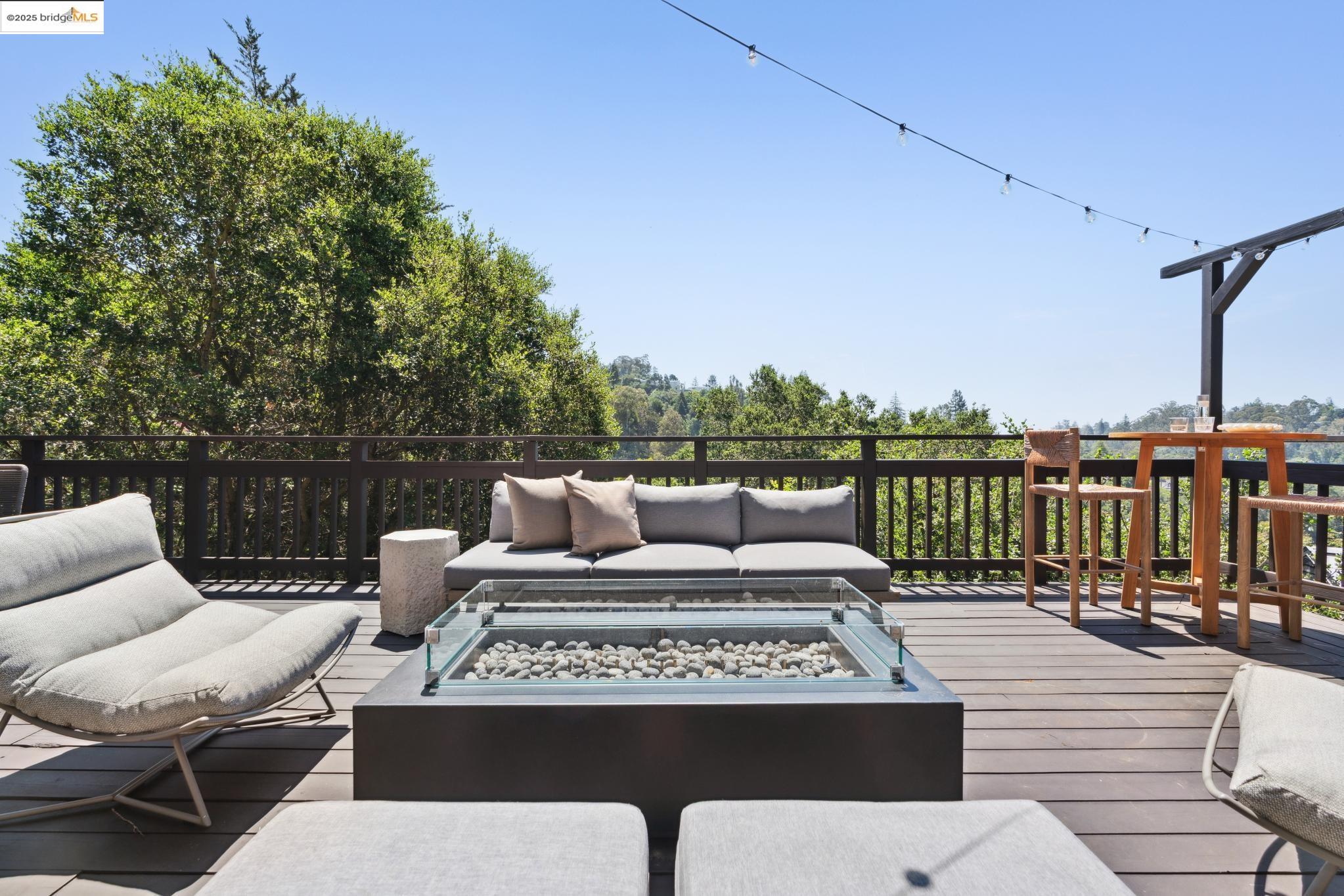 Detail Gallery Image 20 of 52 For 55 Merriewood Cir, Oakland,  CA 94611 - 3 Beds | 3 Baths