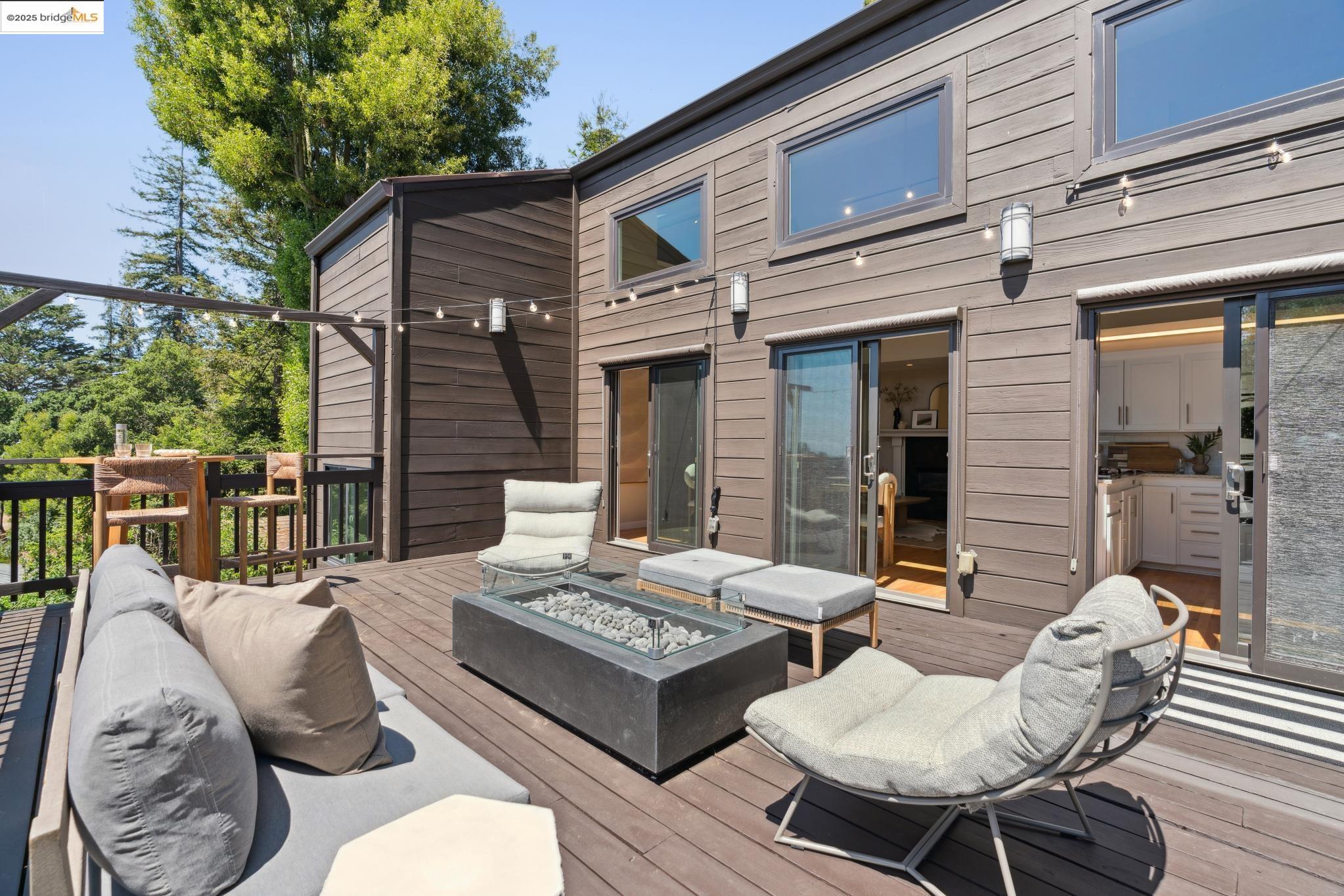 Detail Gallery Image 21 of 52 For 55 Merriewood Cir, Oakland,  CA 94611 - 3 Beds | 3 Baths