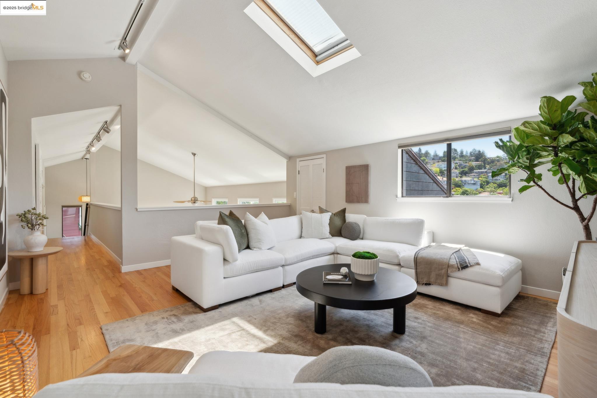Detail Gallery Image 23 of 52 For 55 Merriewood Cir, Oakland,  CA 94611 - 3 Beds | 3 Baths