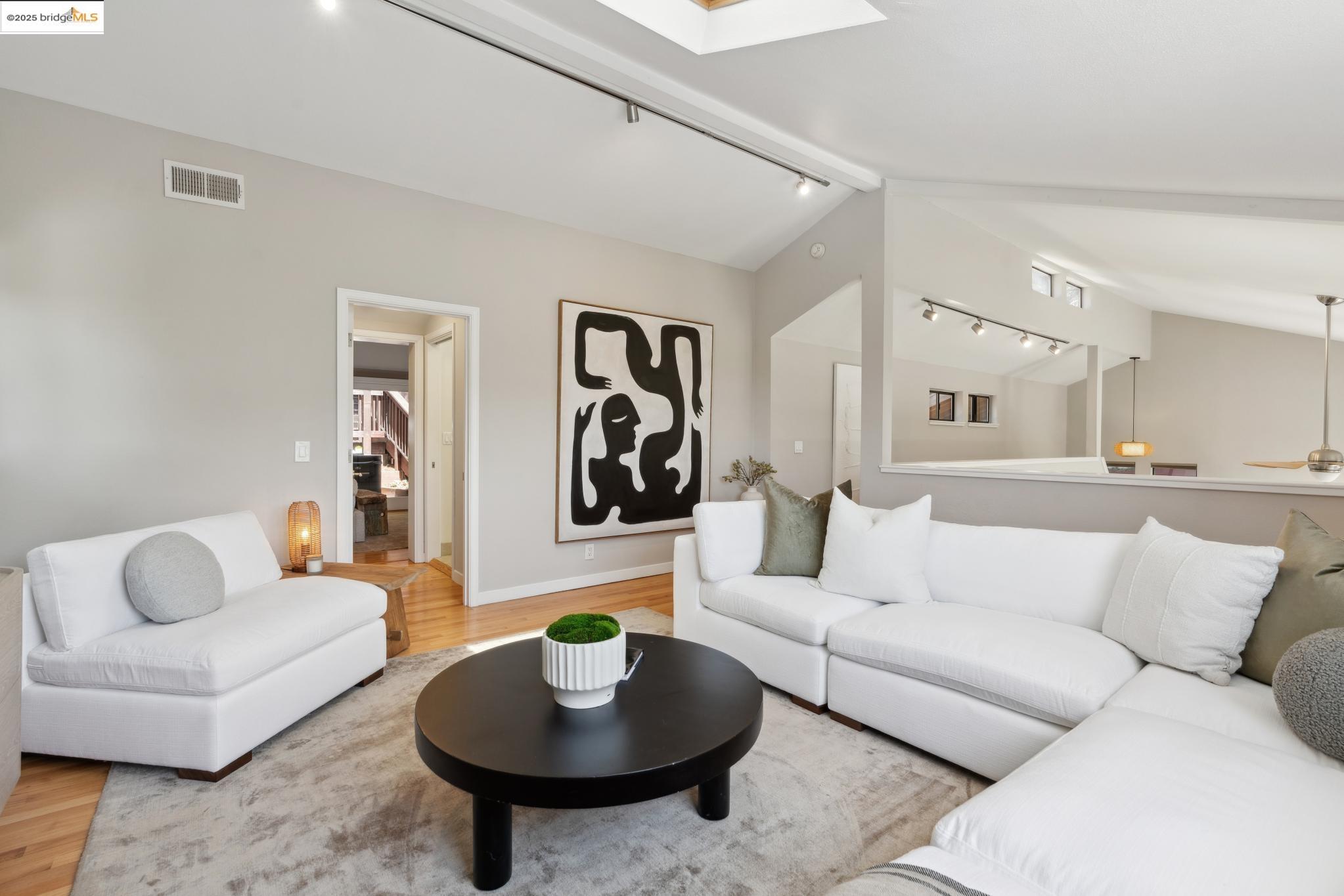 Detail Gallery Image 25 of 52 For 55 Merriewood Cir, Oakland,  CA 94611 - 3 Beds | 3 Baths