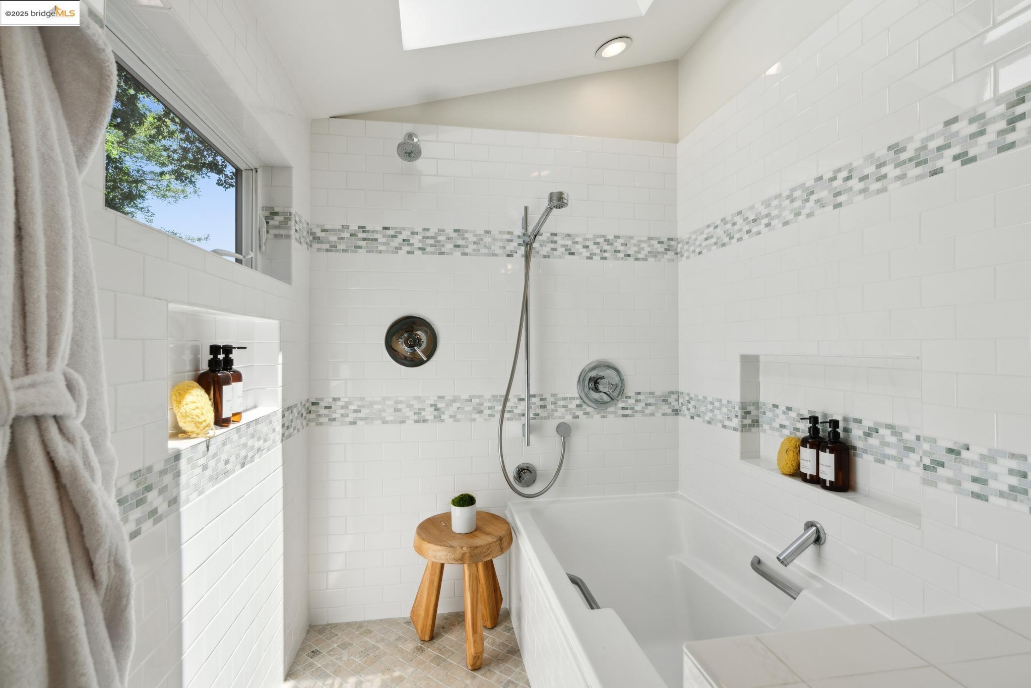 Detail Gallery Image 30 of 52 For 55 Merriewood Cir, Oakland,  CA 94611 - 3 Beds | 3 Baths