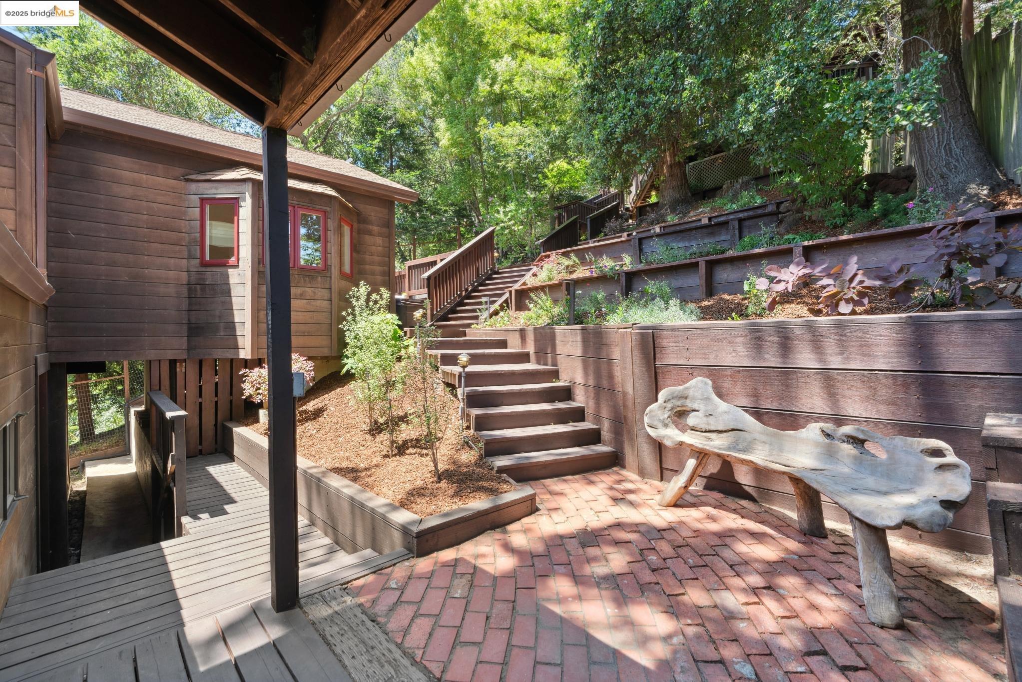 Detail Gallery Image 4 of 52 For 55 Merriewood Cir, Oakland,  CA 94611 - 3 Beds | 3 Baths