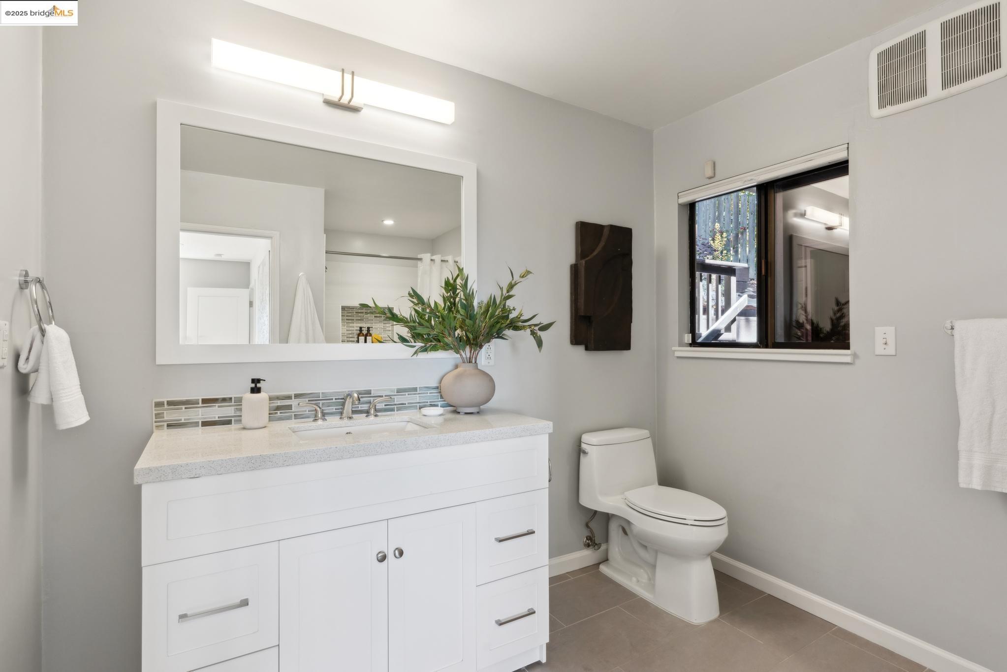Detail Gallery Image 34 of 52 For 55 Merriewood Cir, Oakland,  CA 94611 - 3 Beds | 3 Baths