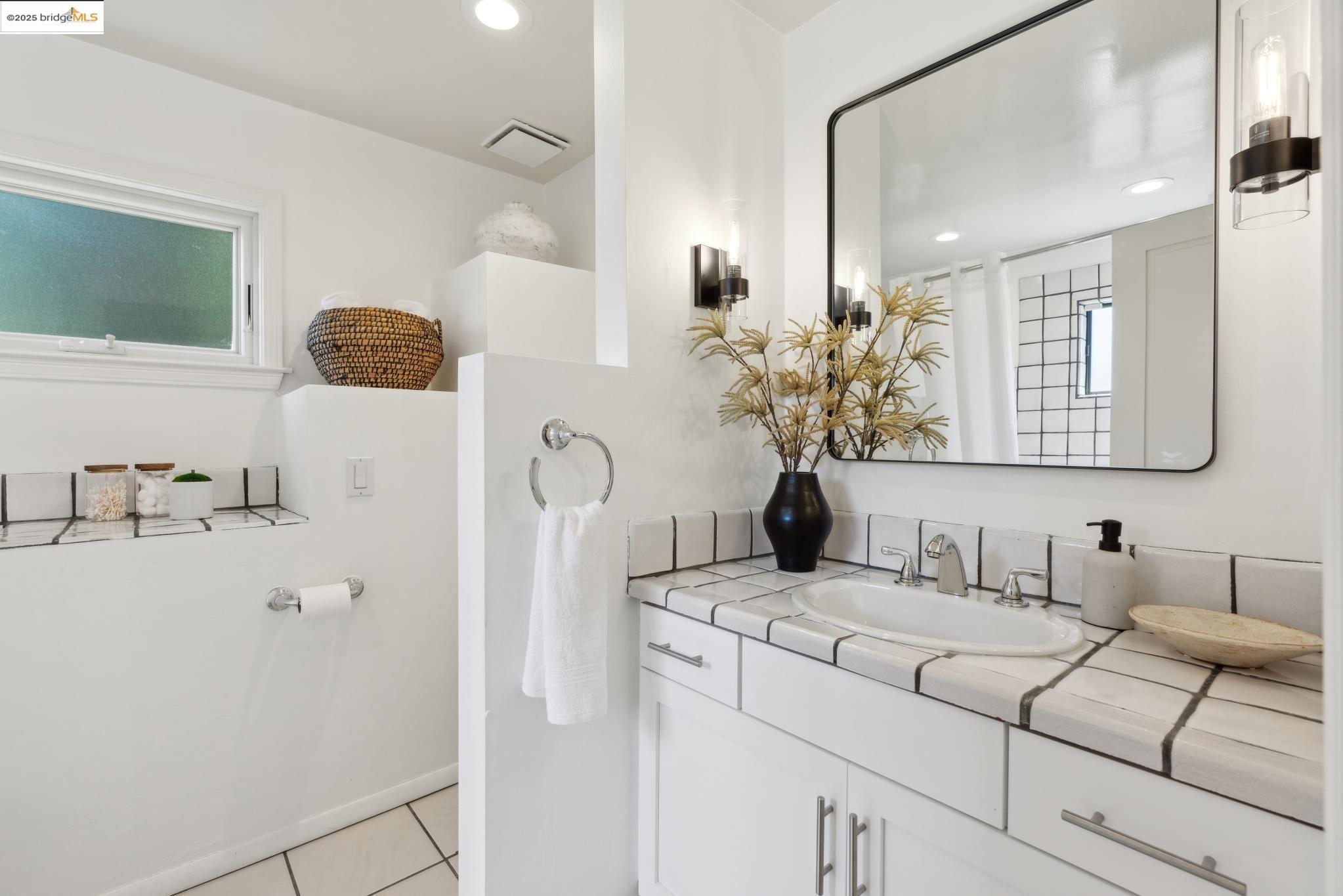 Detail Gallery Image 40 of 52 For 55 Merriewood Cir, Oakland,  CA 94611 - 3 Beds | 3 Baths
