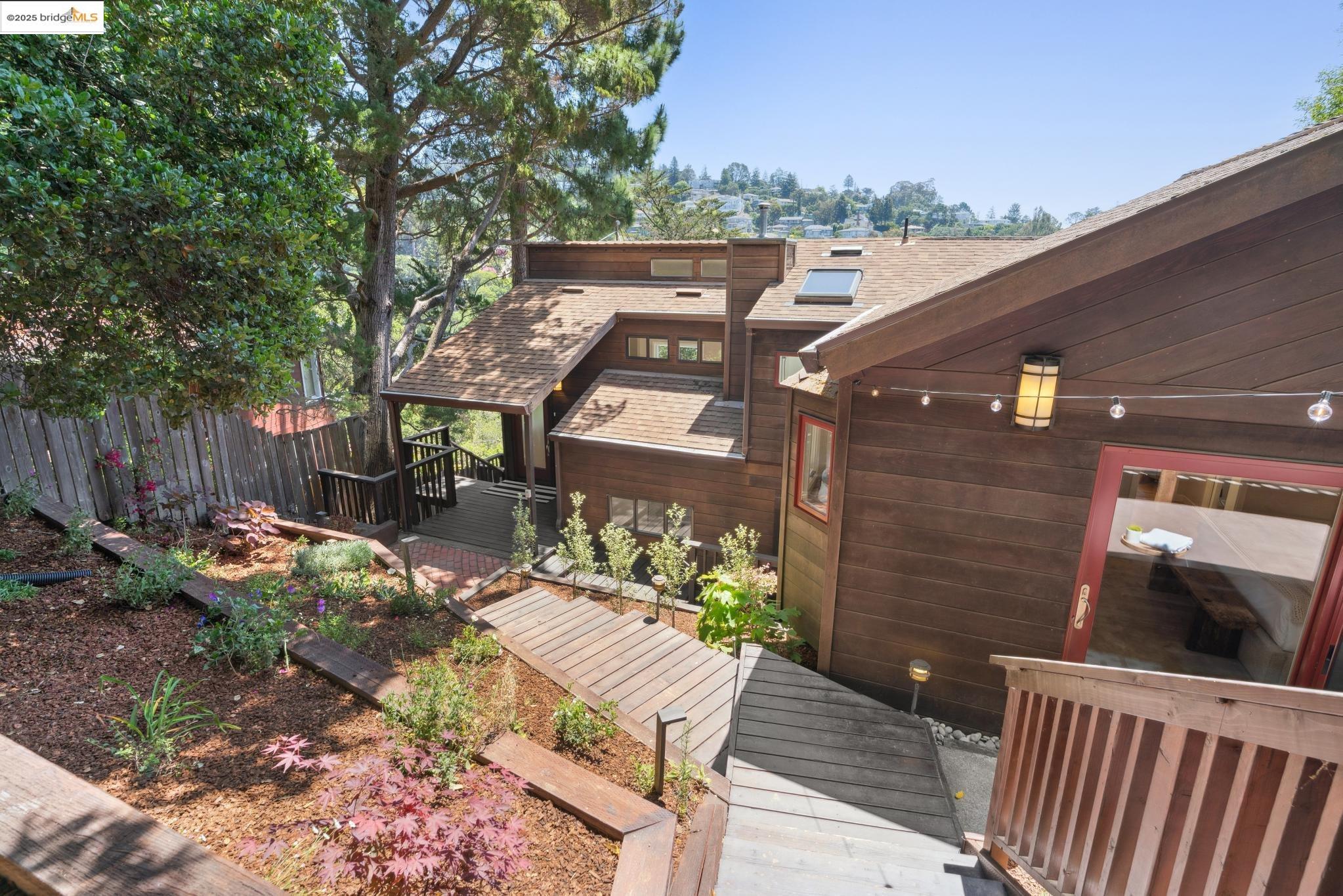 Detail Gallery Image 5 of 52 For 55 Merriewood Cir, Oakland,  CA 94611 - 3 Beds | 3 Baths