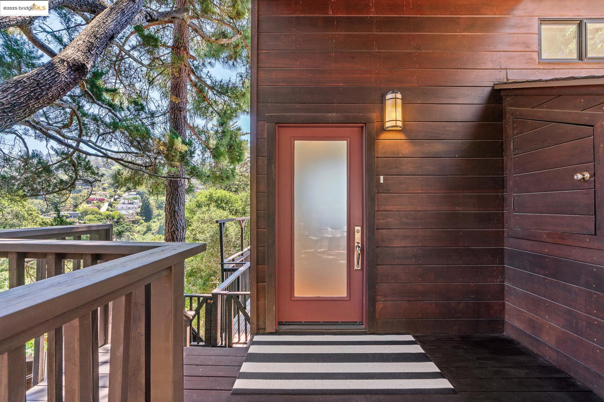 Detail Gallery Image 6 of 52 For 55 Merriewood Cir, Oakland,  CA 94611 - 3 Beds | 3 Baths