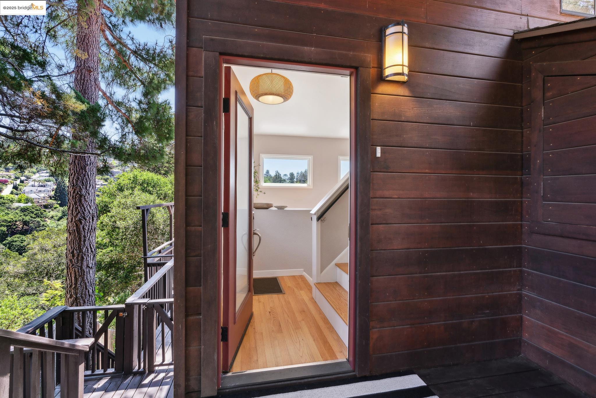 Detail Gallery Image 7 of 52 For 55 Merriewood Cir, Oakland,  CA 94611 - 3 Beds | 3 Baths