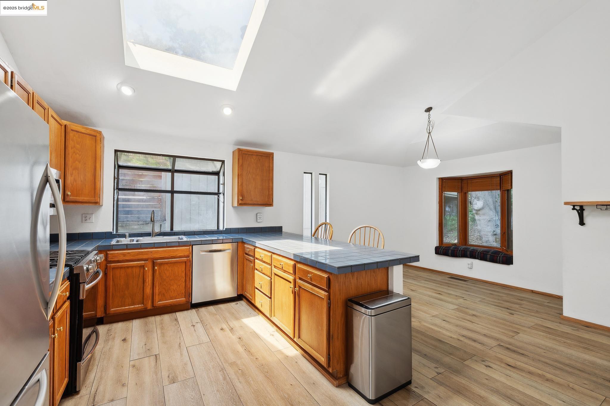 Detail Gallery Image 13 of 42 For 7140 Thorndale Dr, Oakland,  CA 94611 - 4 Beds | 4 Baths