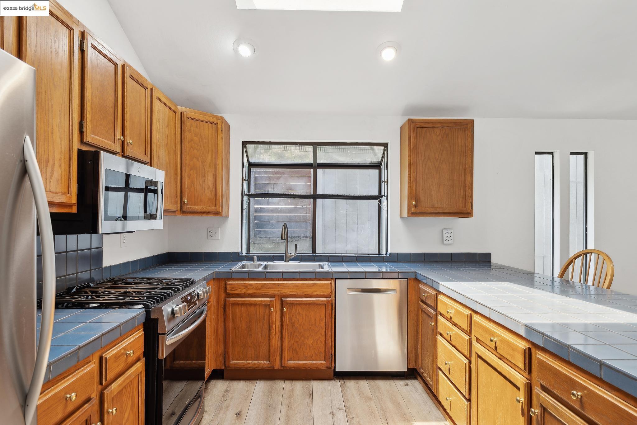 Detail Gallery Image 14 of 42 For 7140 Thorndale Dr, Oakland,  CA 94611 - 4 Beds | 4 Baths