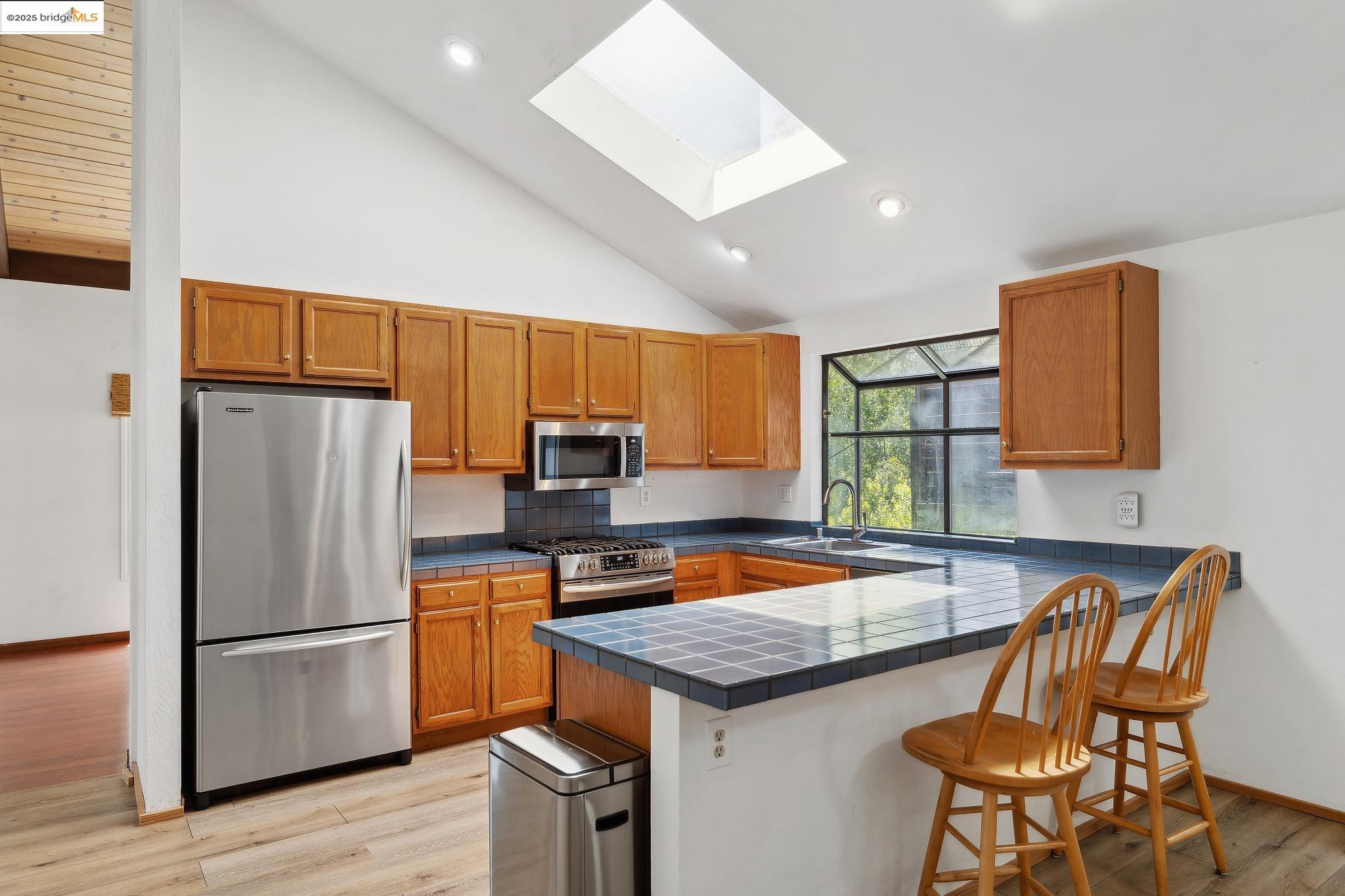 Detail Gallery Image 15 of 42 For 7140 Thorndale Dr, Oakland,  CA 94611 - 4 Beds | 4 Baths