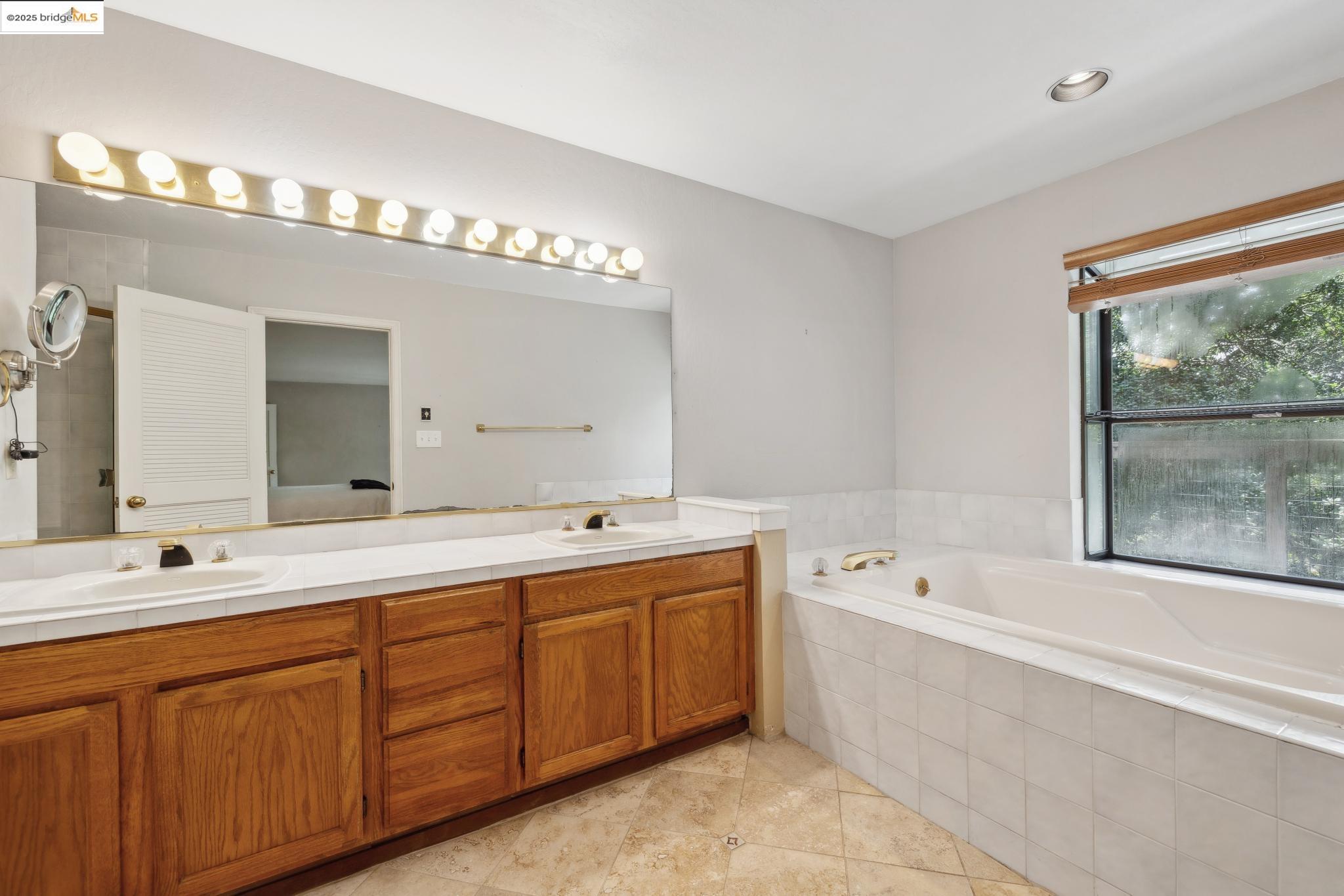 Detail Gallery Image 23 of 42 For 7140 Thorndale Dr, Oakland,  CA 94611 - 4 Beds | 4 Baths