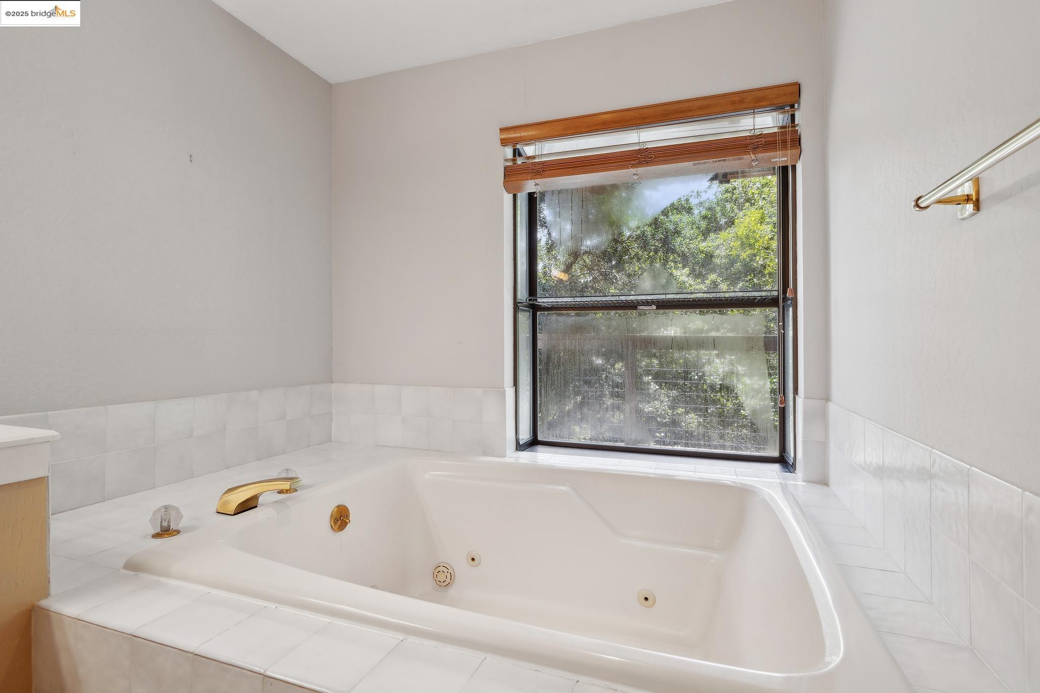 Detail Gallery Image 24 of 42 For 7140 Thorndale Dr, Oakland,  CA 94611 - 4 Beds | 4 Baths