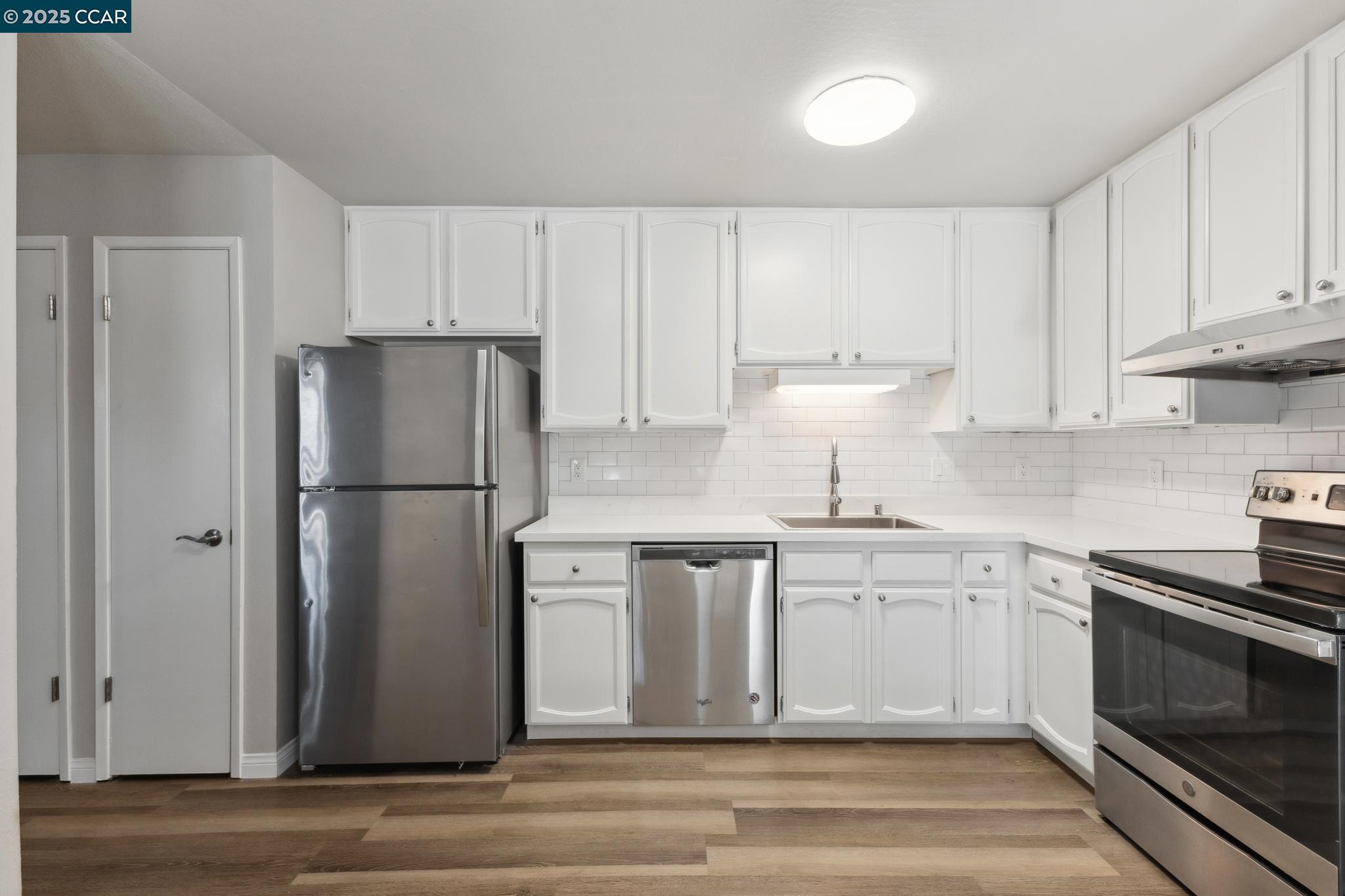 Detail Gallery Image 3 of 16 For 1064 Wesley Ct #2,  Walnut Creek,  CA 94597 - 2 Beds | 2 Baths