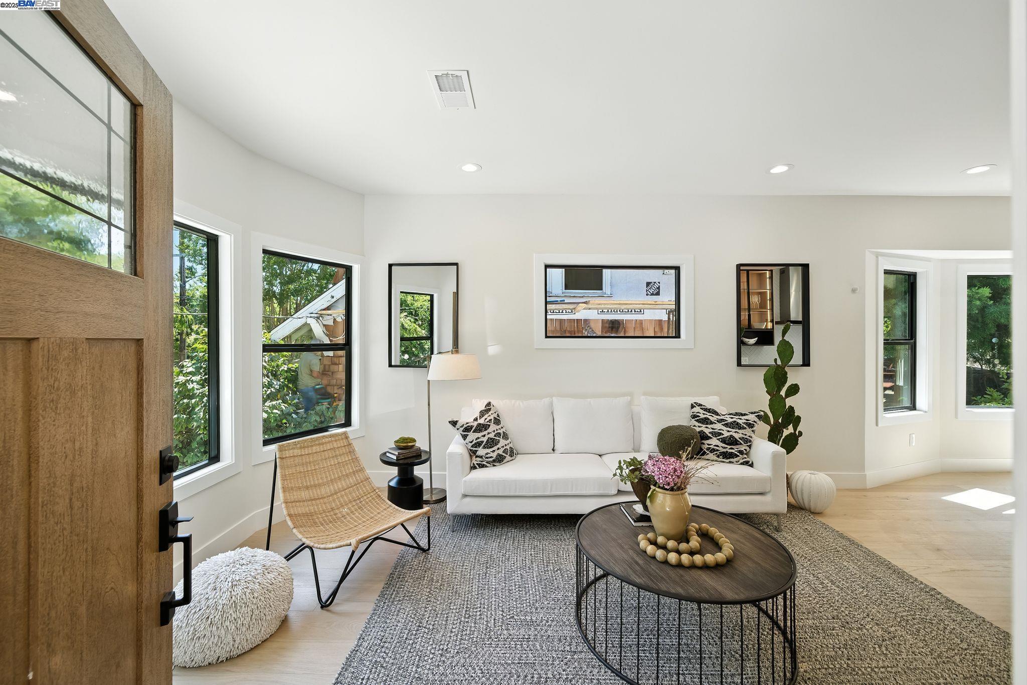 Detail Gallery Image 6 of 60 For 452 59th St, Oakland,  CA 94609 - 4 Beds | 3 Baths