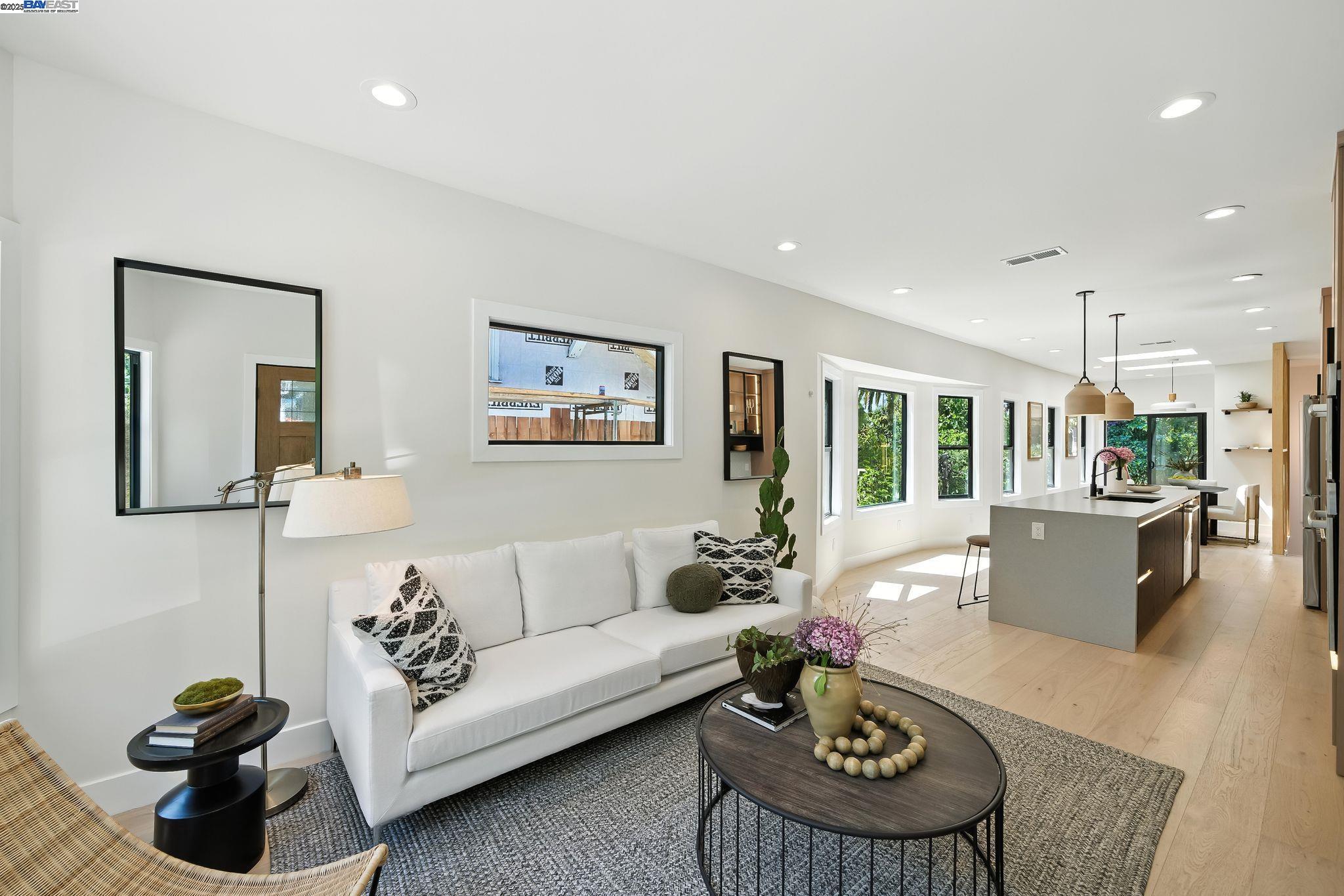 Detail Gallery Image 8 of 60 For 452 59th St, Oakland,  CA 94609 - 4 Beds | 3 Baths